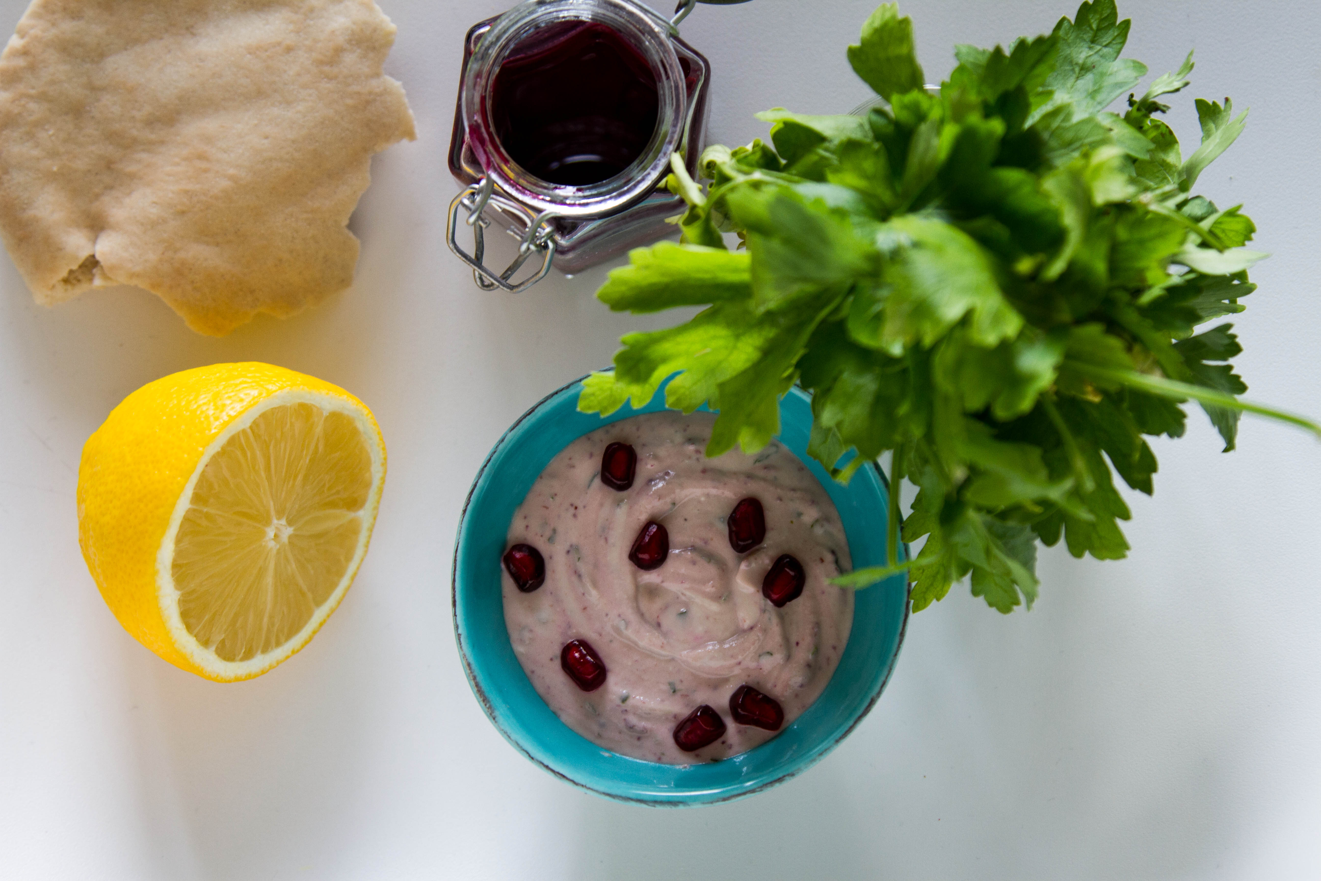 Tahinapaste, Petersilie, Zitrone, Granatapfelmelasse