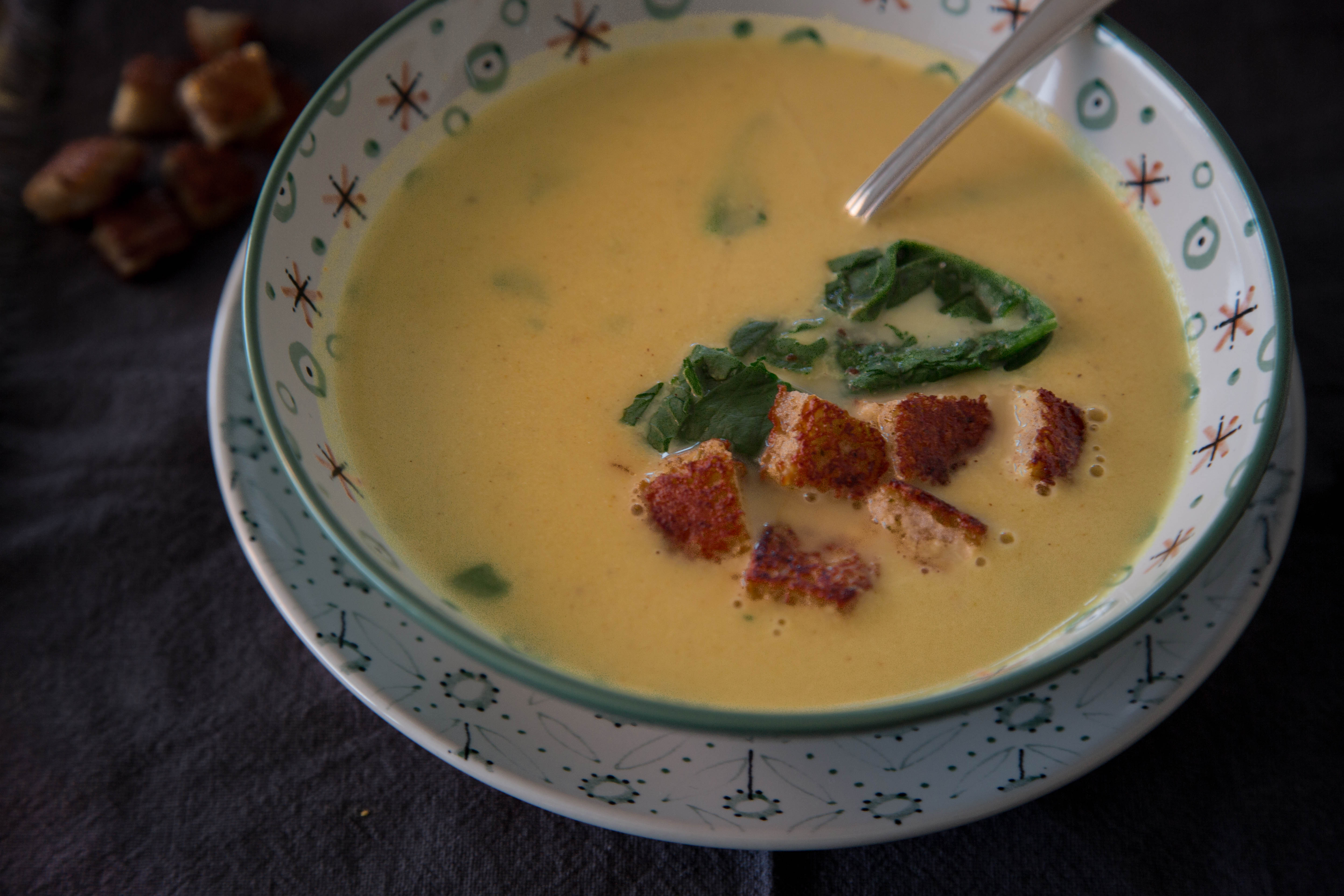 Blumenkohl-Curry Suppe mit Spinat und pikanten Parmesancroutons - Limon ...