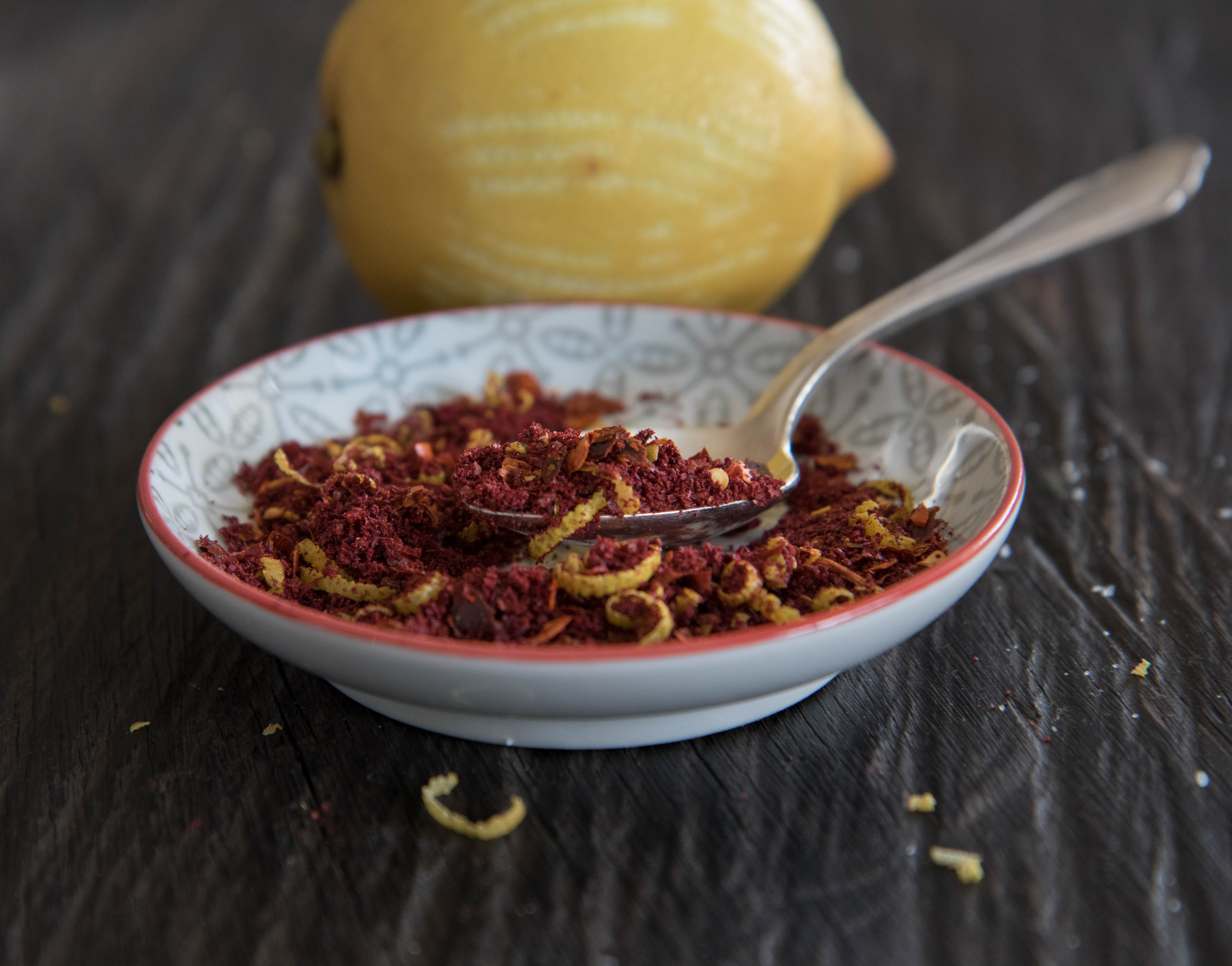 Sumach, Zitronenzeste, Chiliflocken und Salz