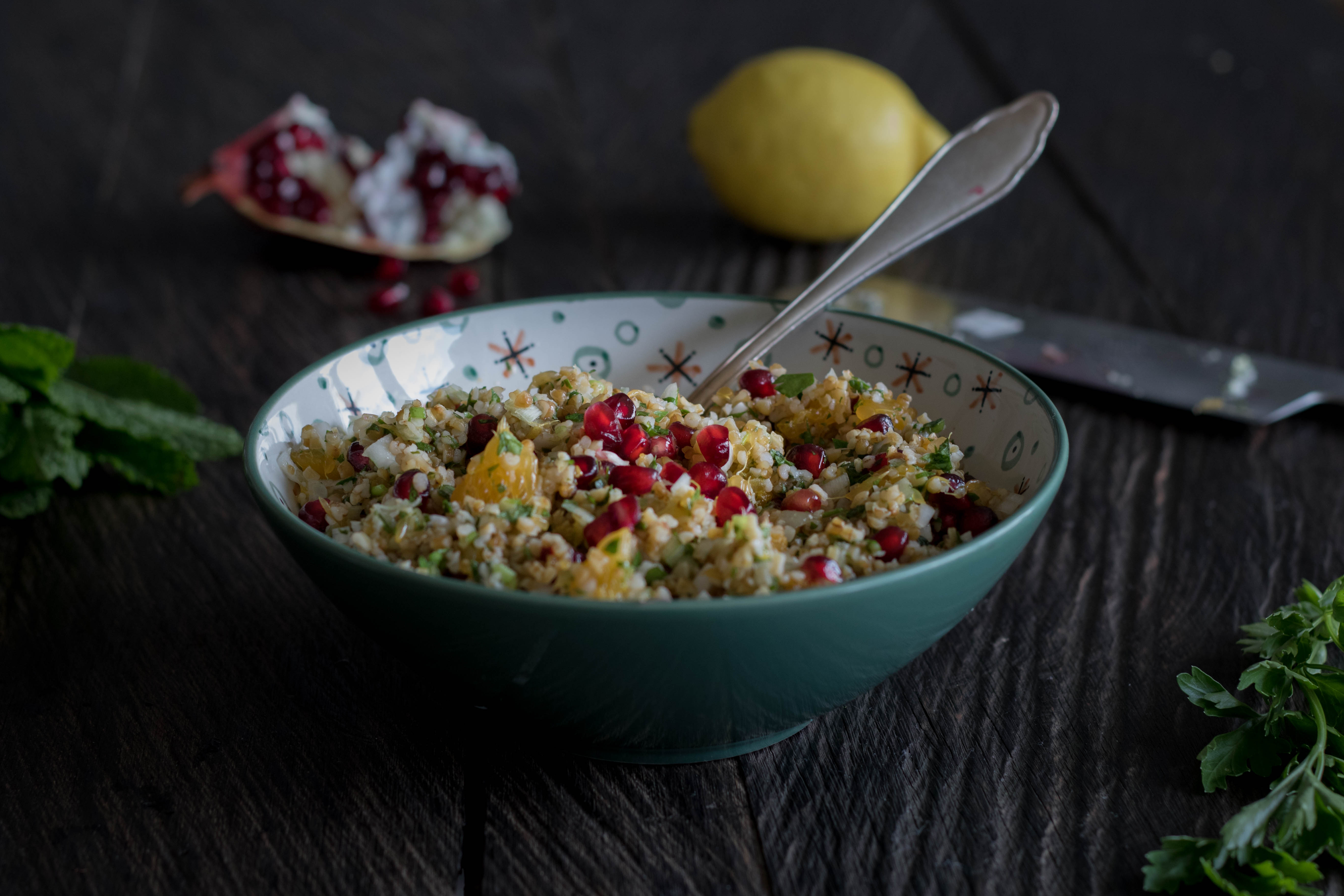 Bulgursalat mit frischen Kräutern und Granatäpfel