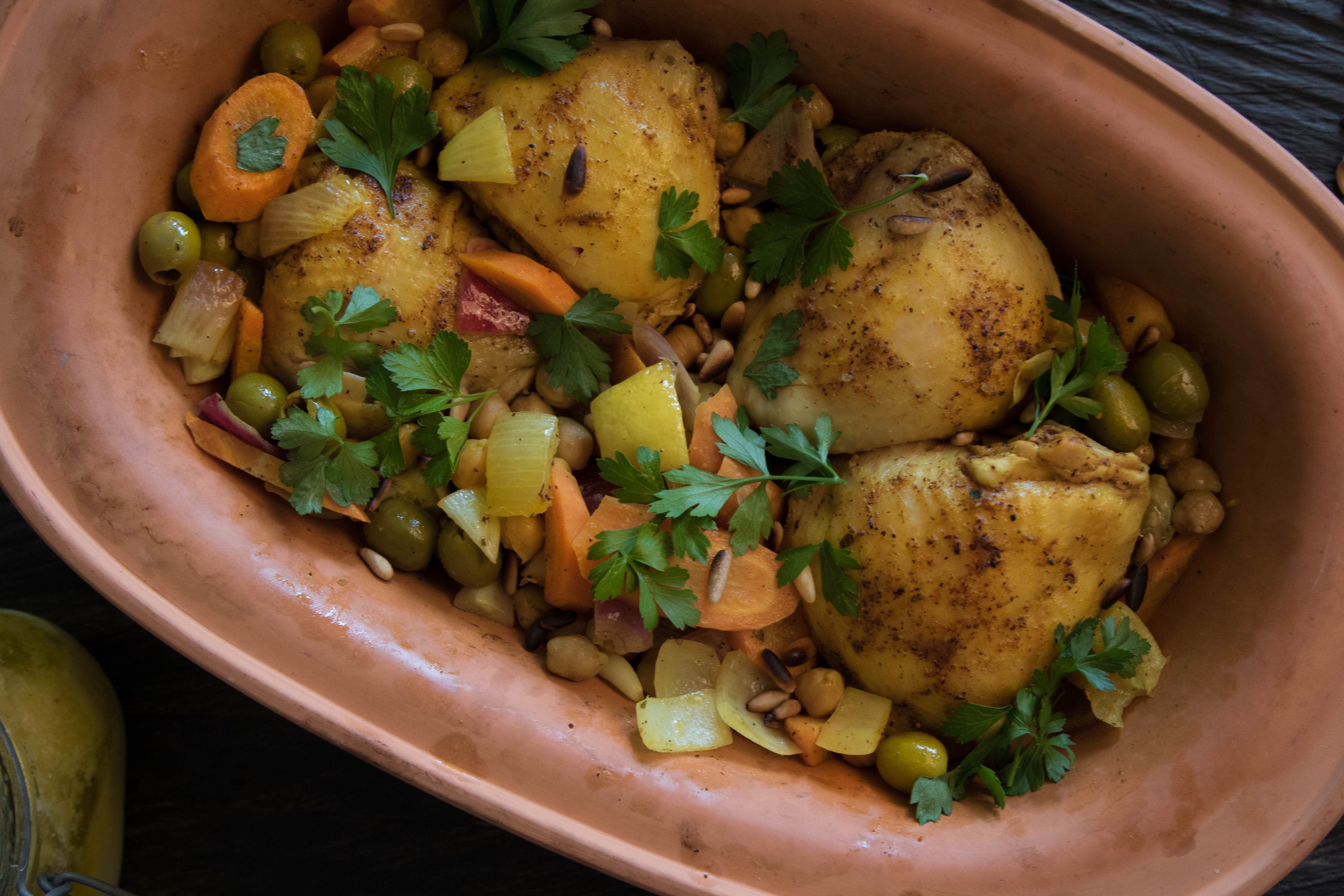 Poulet Tajine mit Oliven, Kichererbsen und Salzzitronen im Römertopf ...