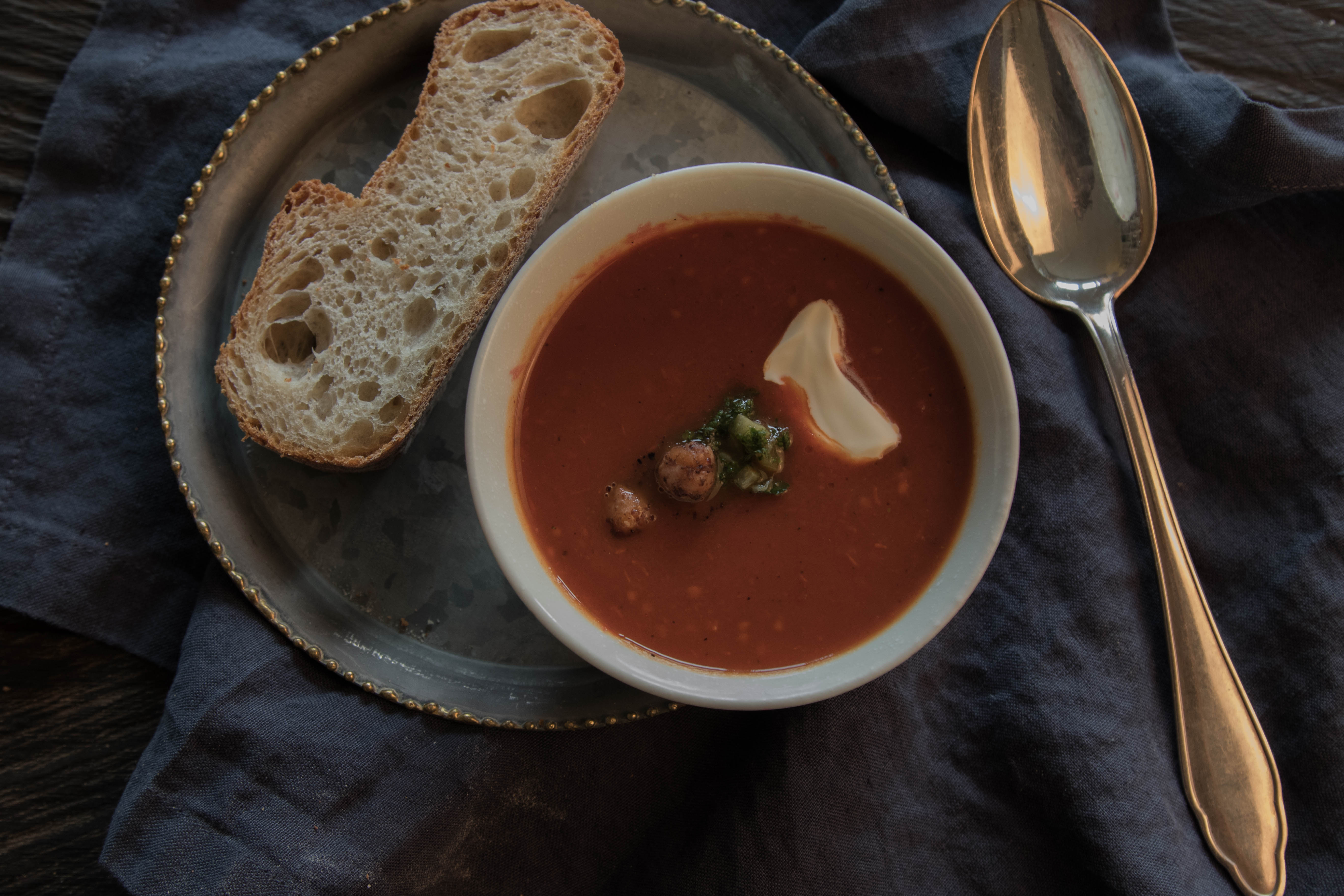 Tomatensuppe mit Zitronenpesto, gerösteten, pikanten Kichererbsen und Crème fraiche