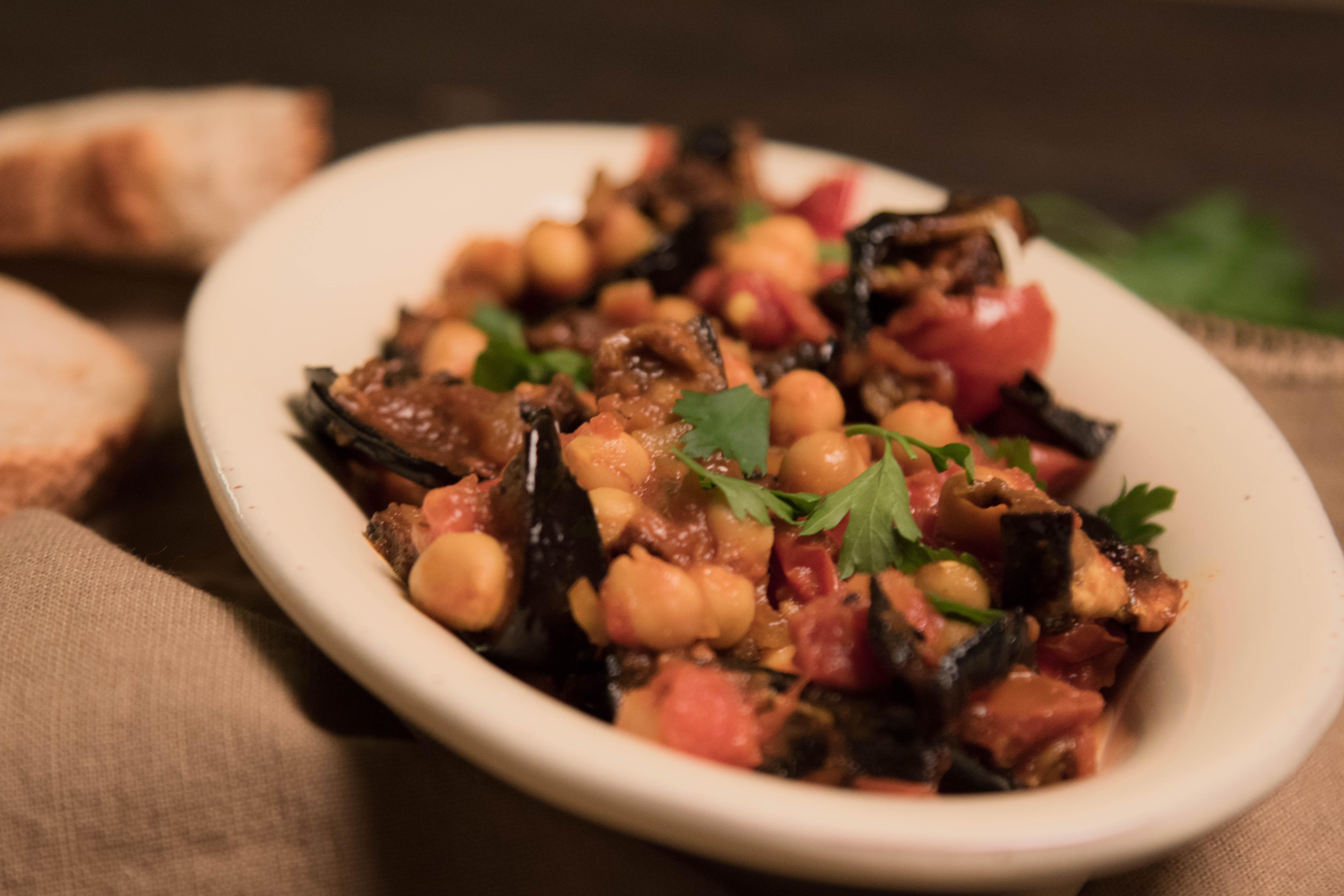 Gebackene Auberginen mit Kichererbsen und Tomaten - Limon Rimon