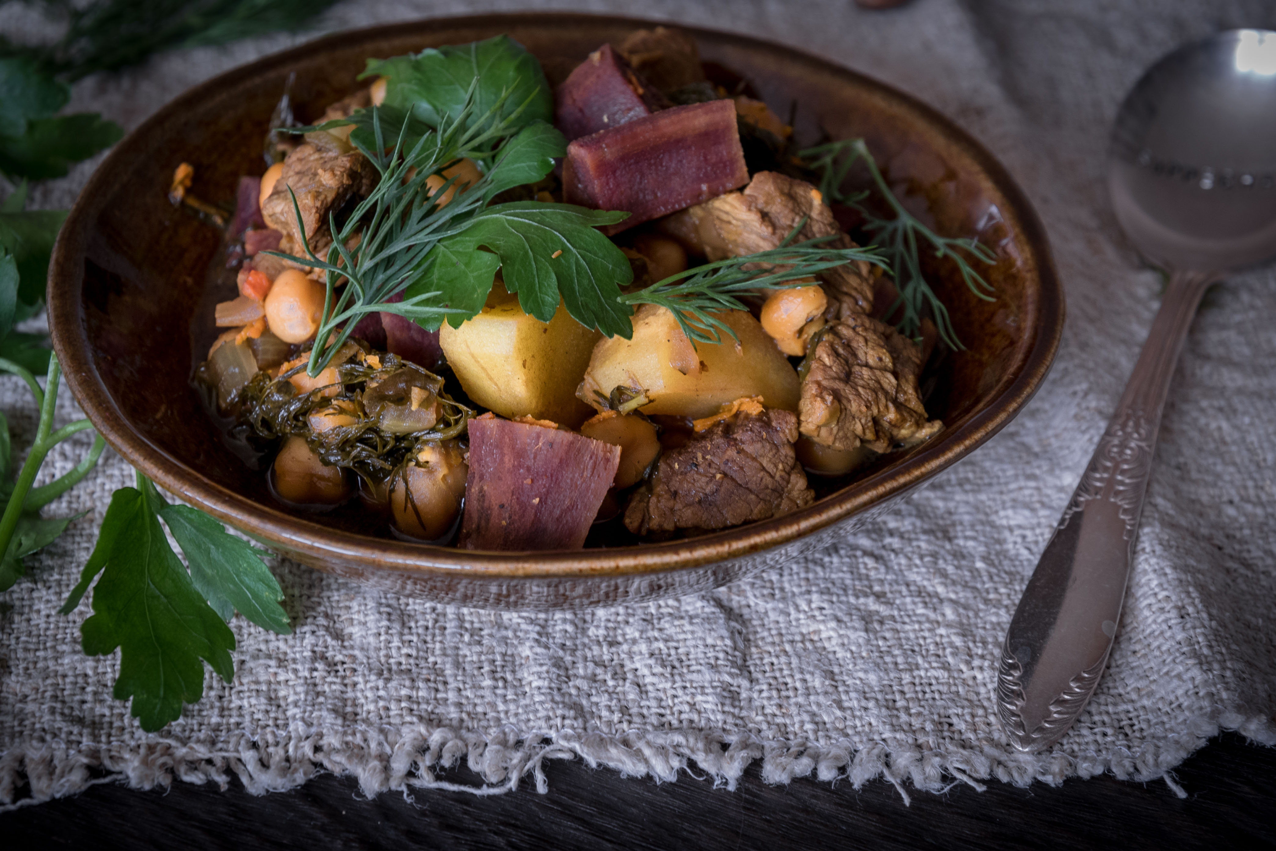 Eintopf: Rindfleisch, Kartoffeln, Kichererbsen, Kräuter und Granatapfelmelasse 