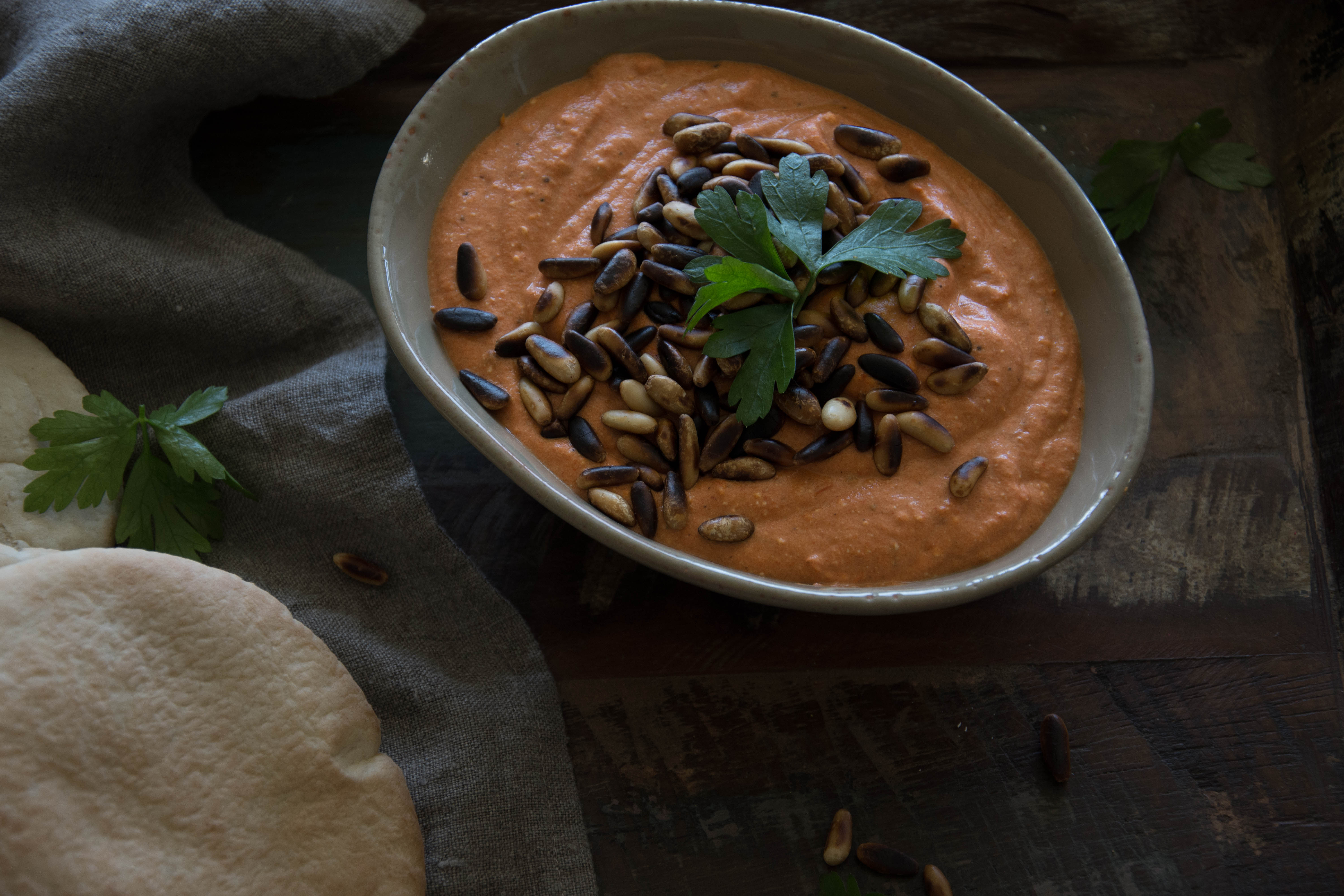 Tomaten-Peperoni-Dip mit Feta und Pinienkernen