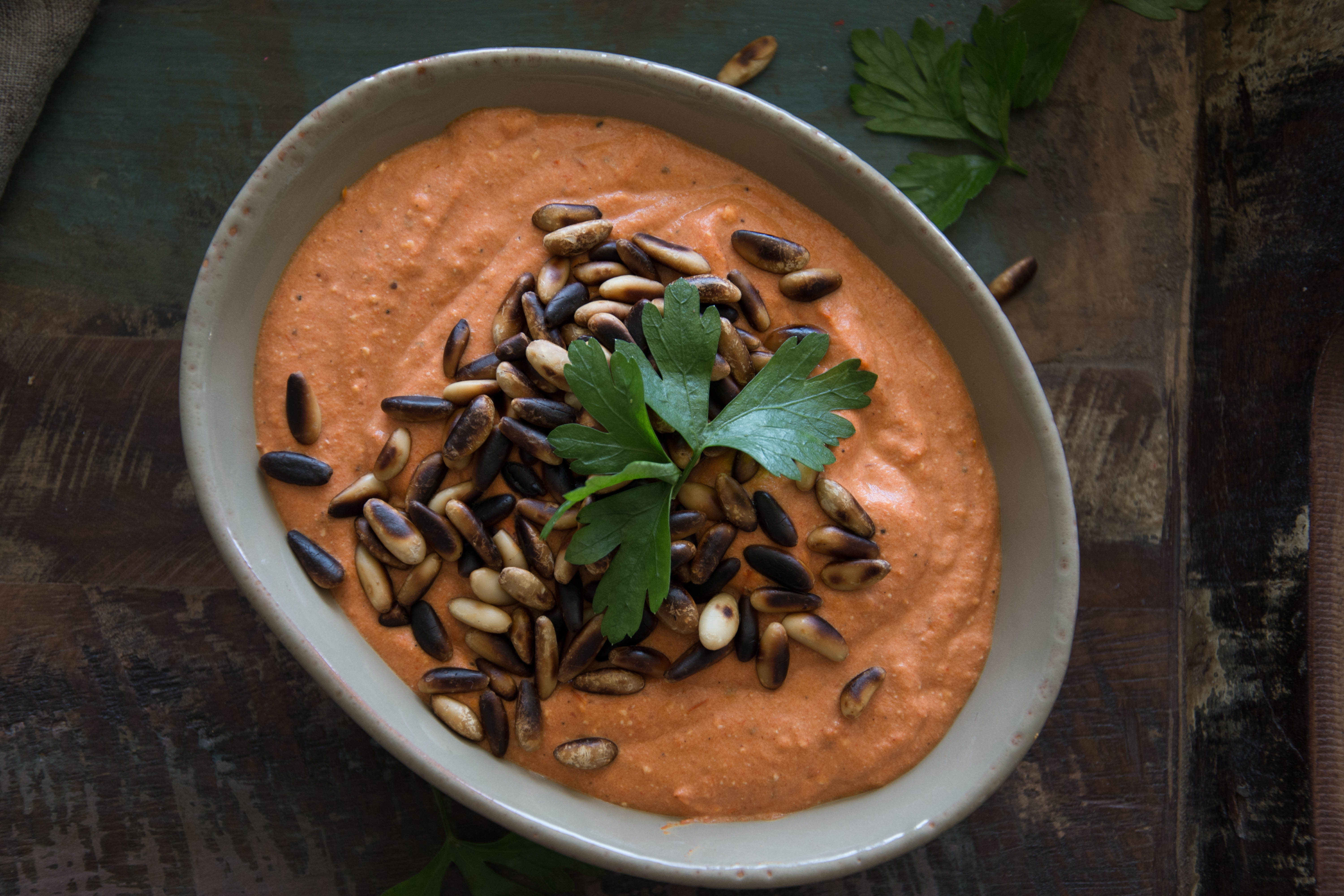 Tomaten-Peperoni-Dip mit Feta und Pinienkernen