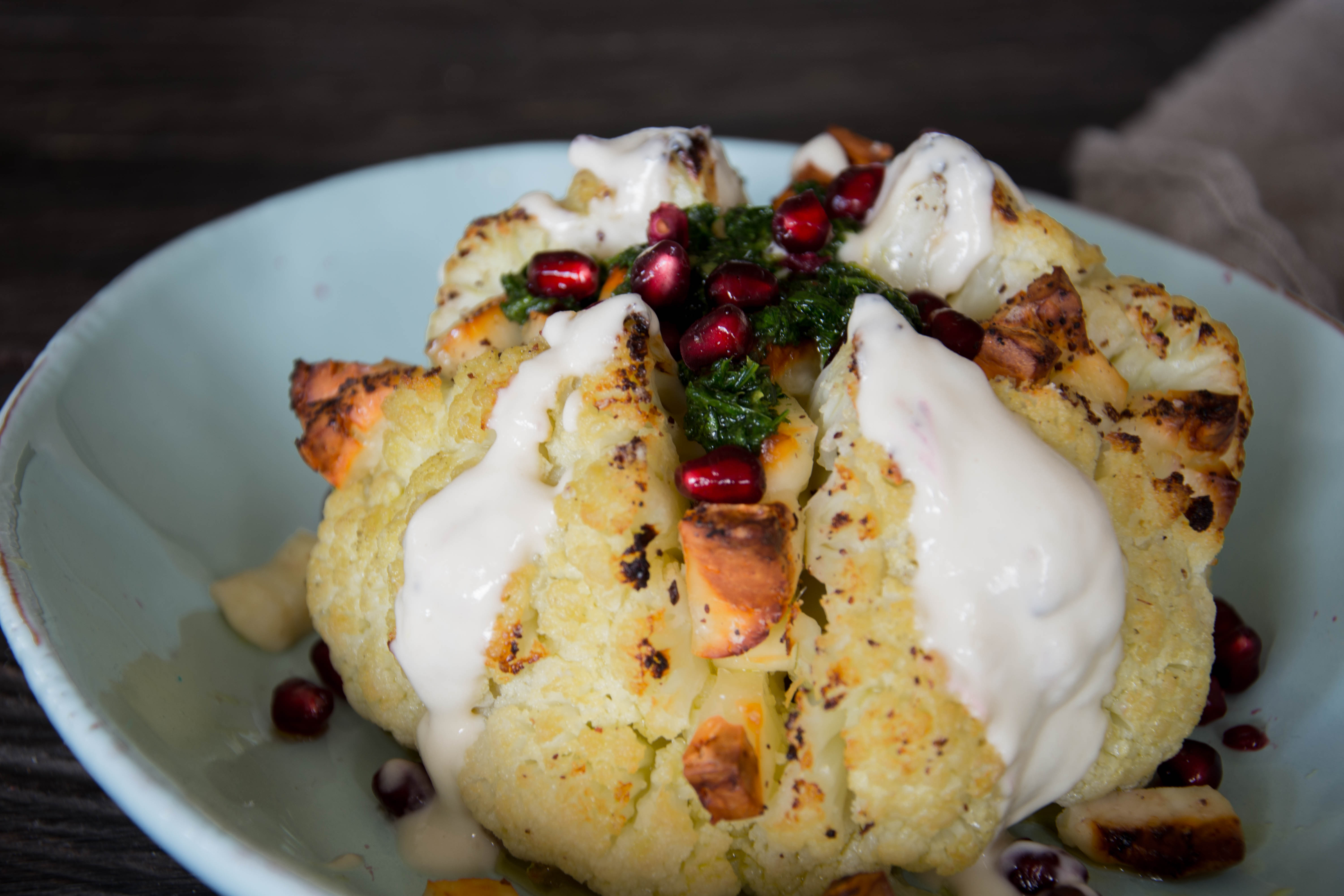 Gebackener Blumenkohl mit Halloumi, Kräuterpesto, Tahina und ...