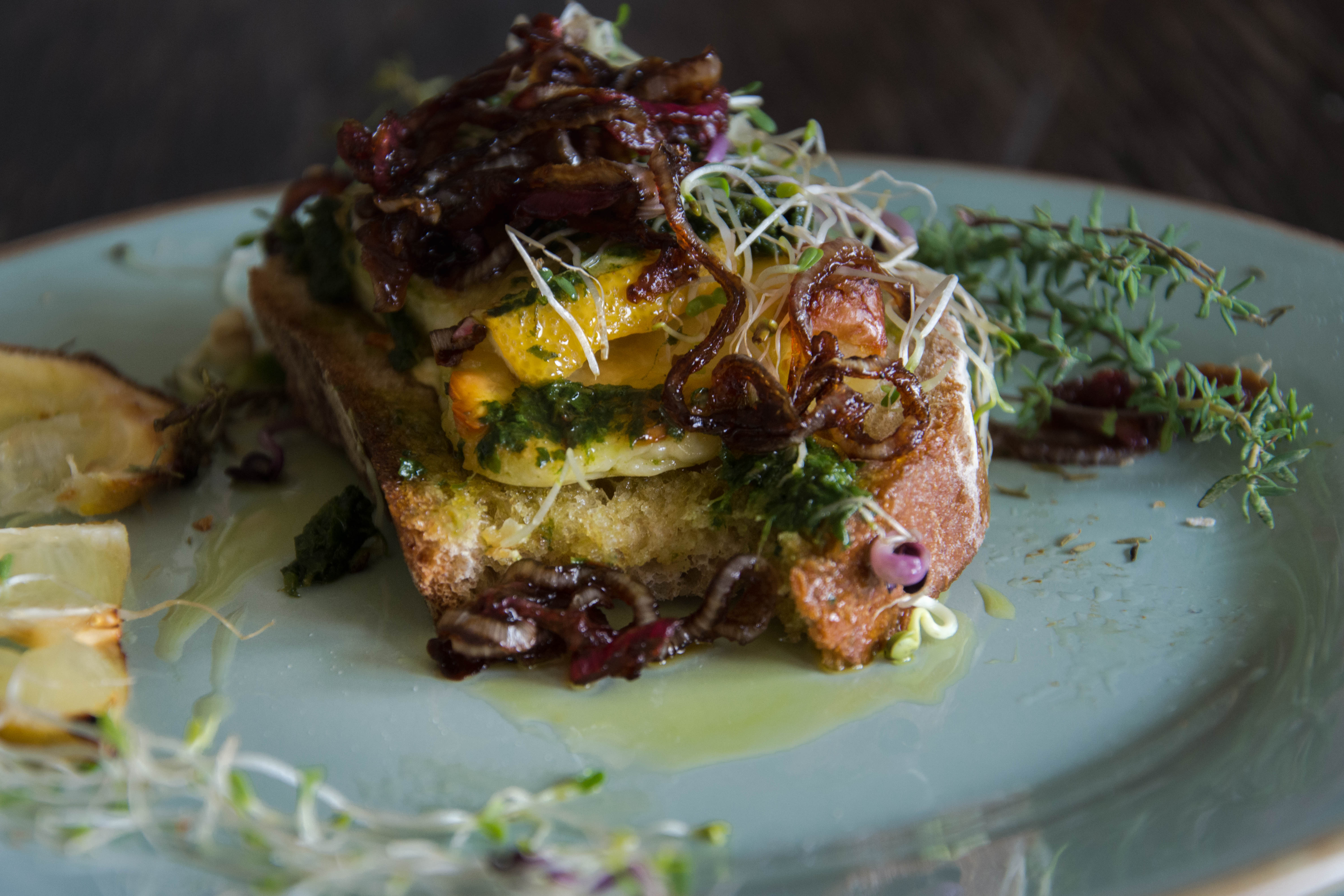 Halloumi Sandwich mit glasierten Zwiebeln und Korianderpesto