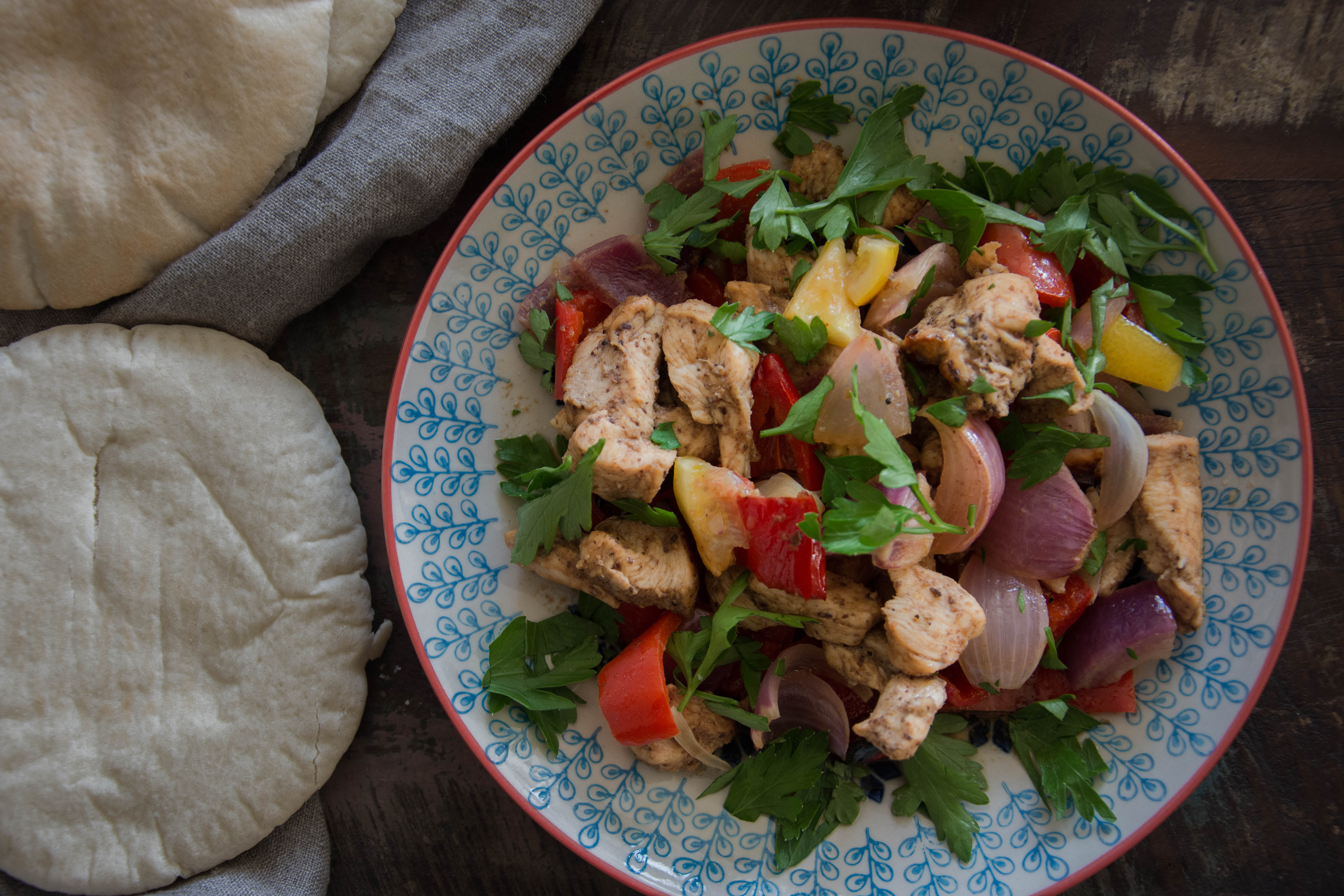 frisch aus dem Ofen: mariniertes Poulet mit Peperoni und Zwiebeln