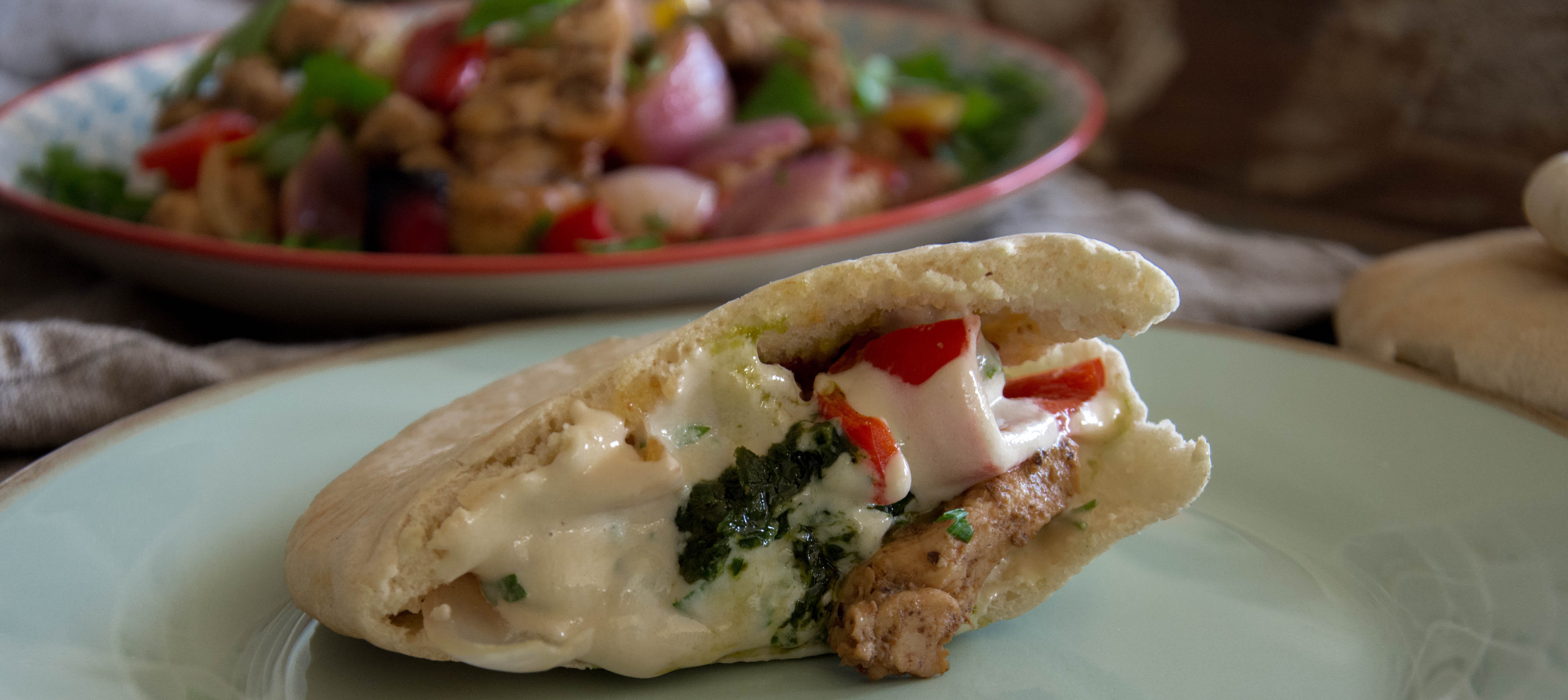 Gefüllte Pita mit mariniertem Poulet und Tahini