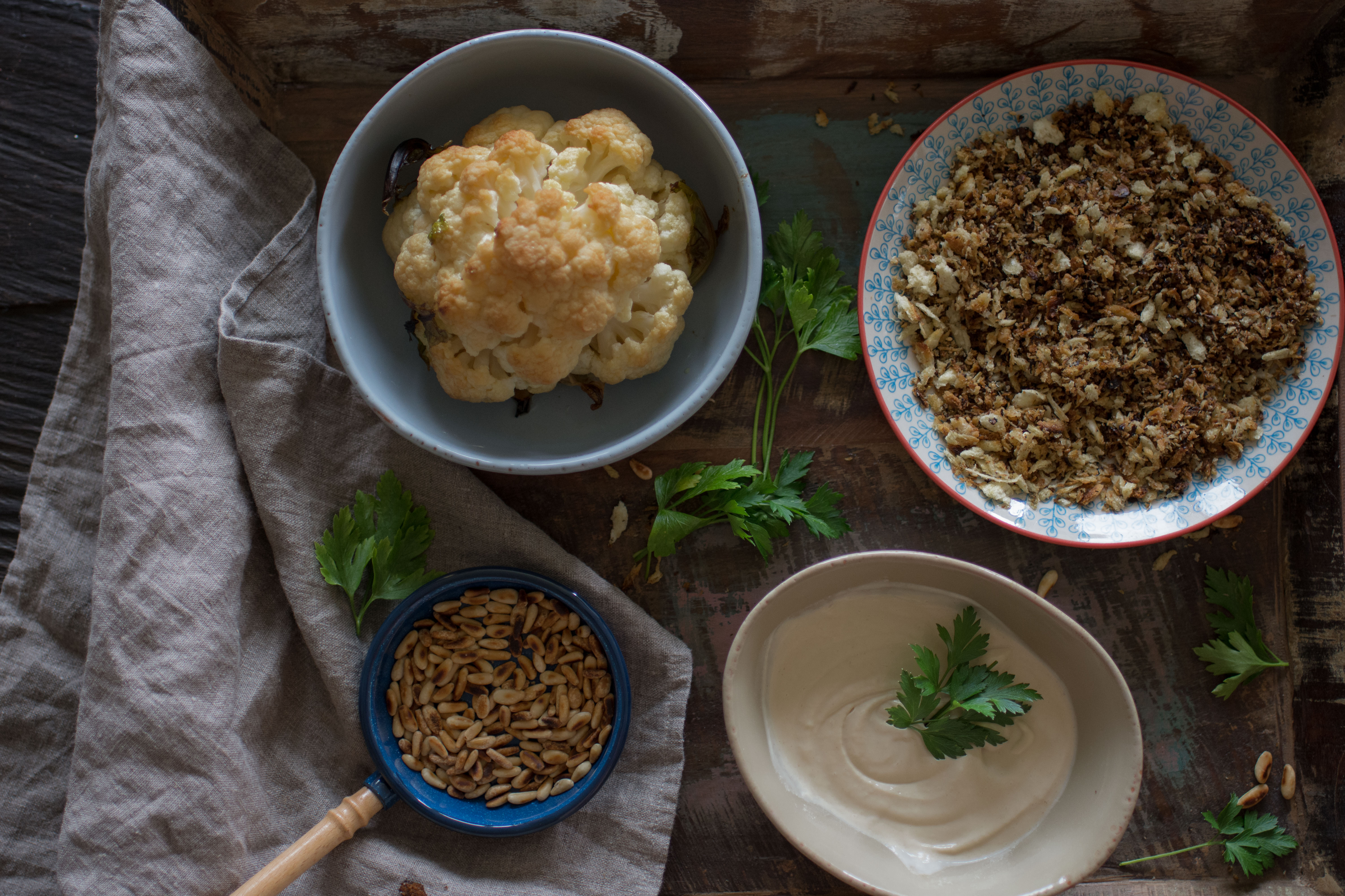 Blumenkohl, Tahina, Zaatar-Panko, Pinienkerne