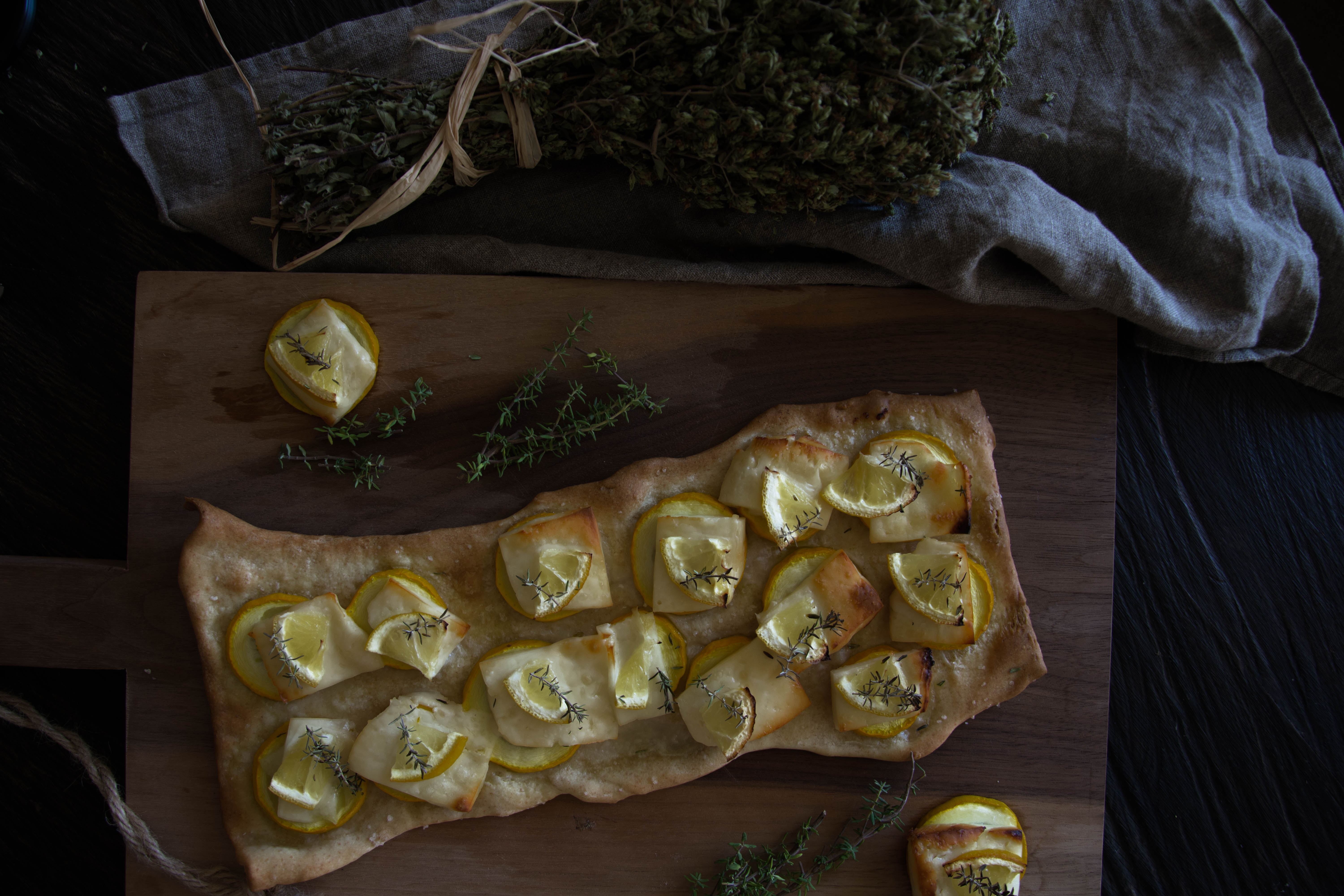Gemüsepizza mit gelben Zucchini und Halloumi