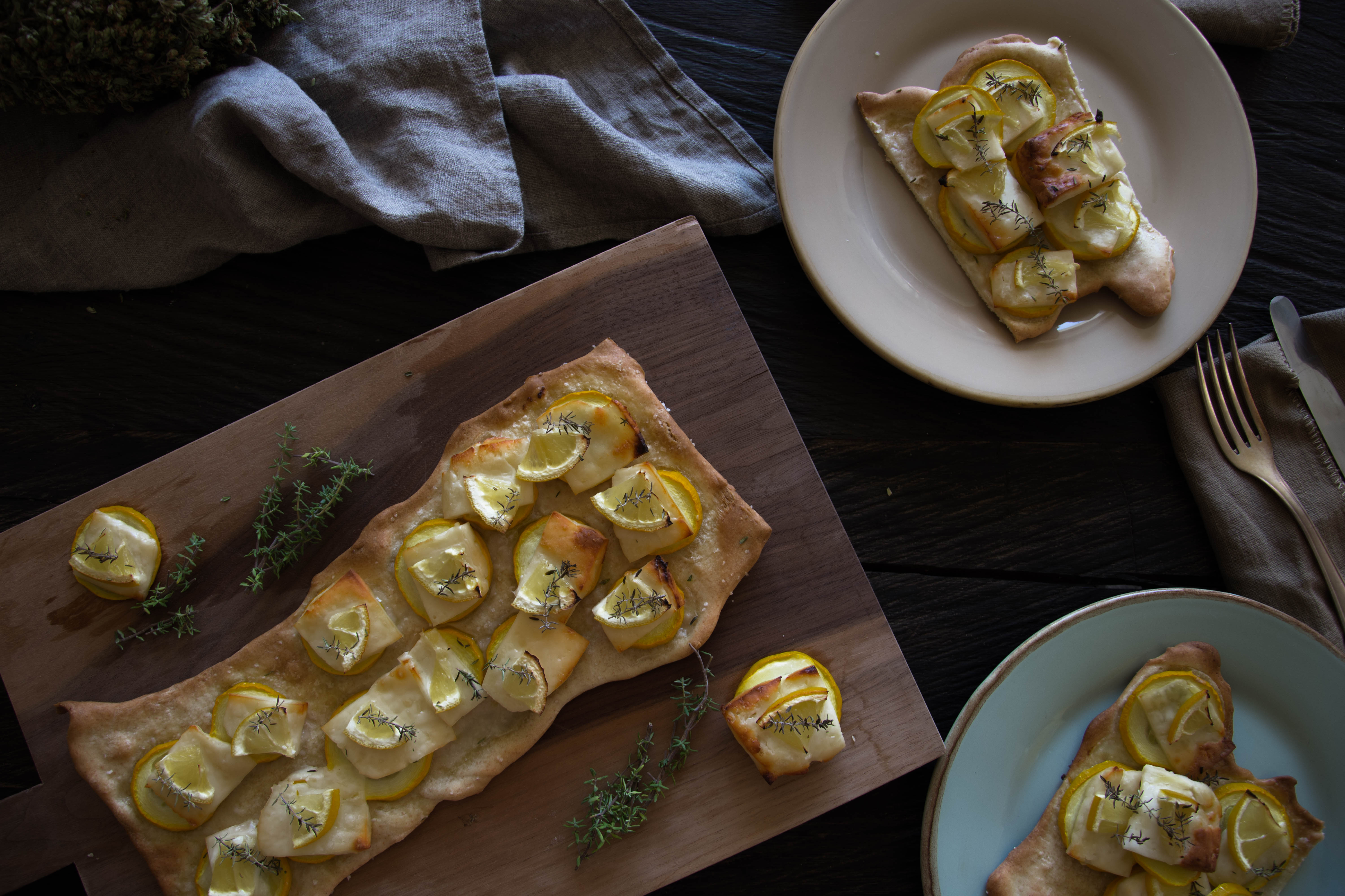 Gemüsepizza mit gelben Zucchini