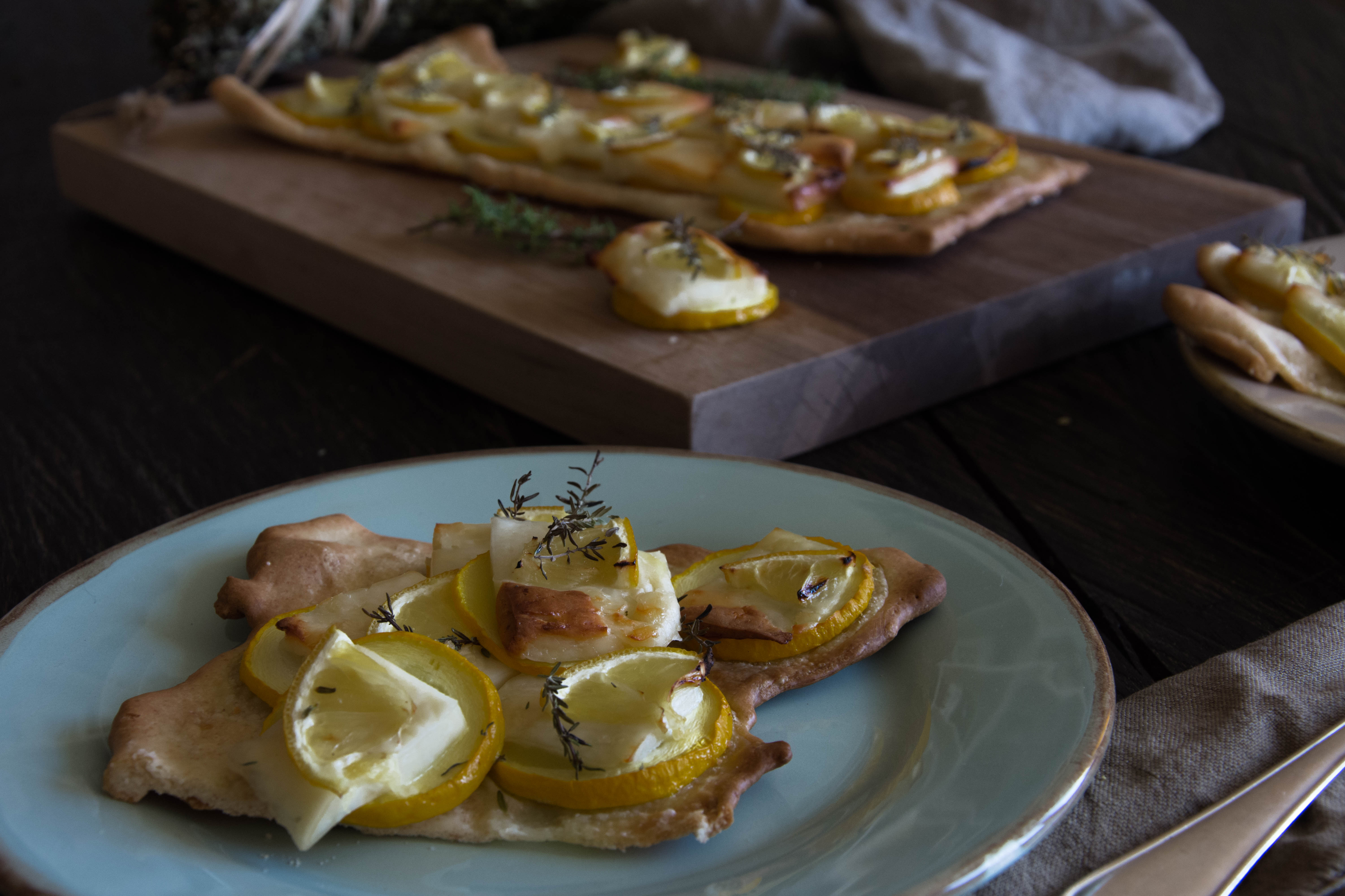 Erfrischende Pizza mit gelben Zucchini und Halloumi