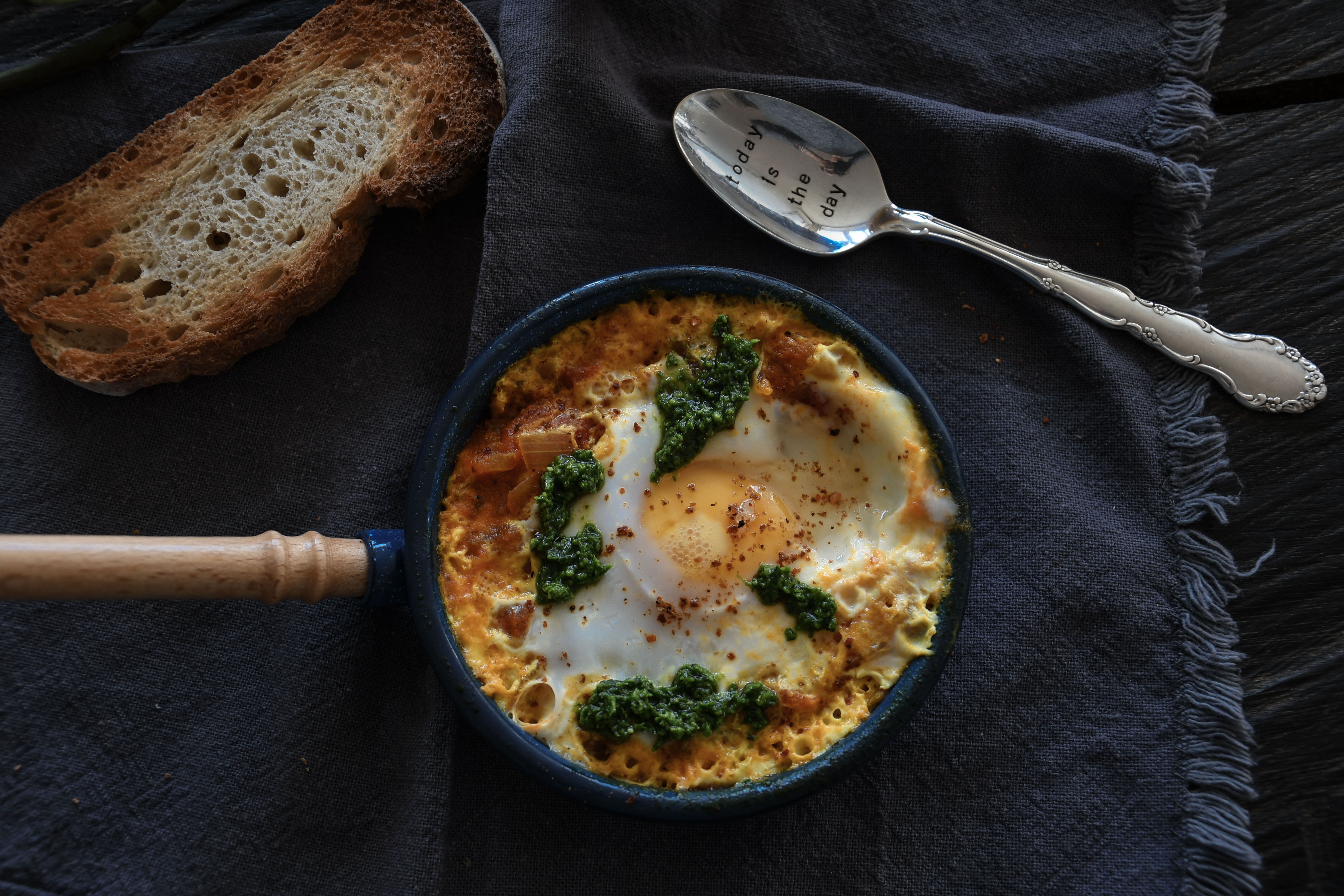 Shakshuka wird direkt in der Pfanne serviert