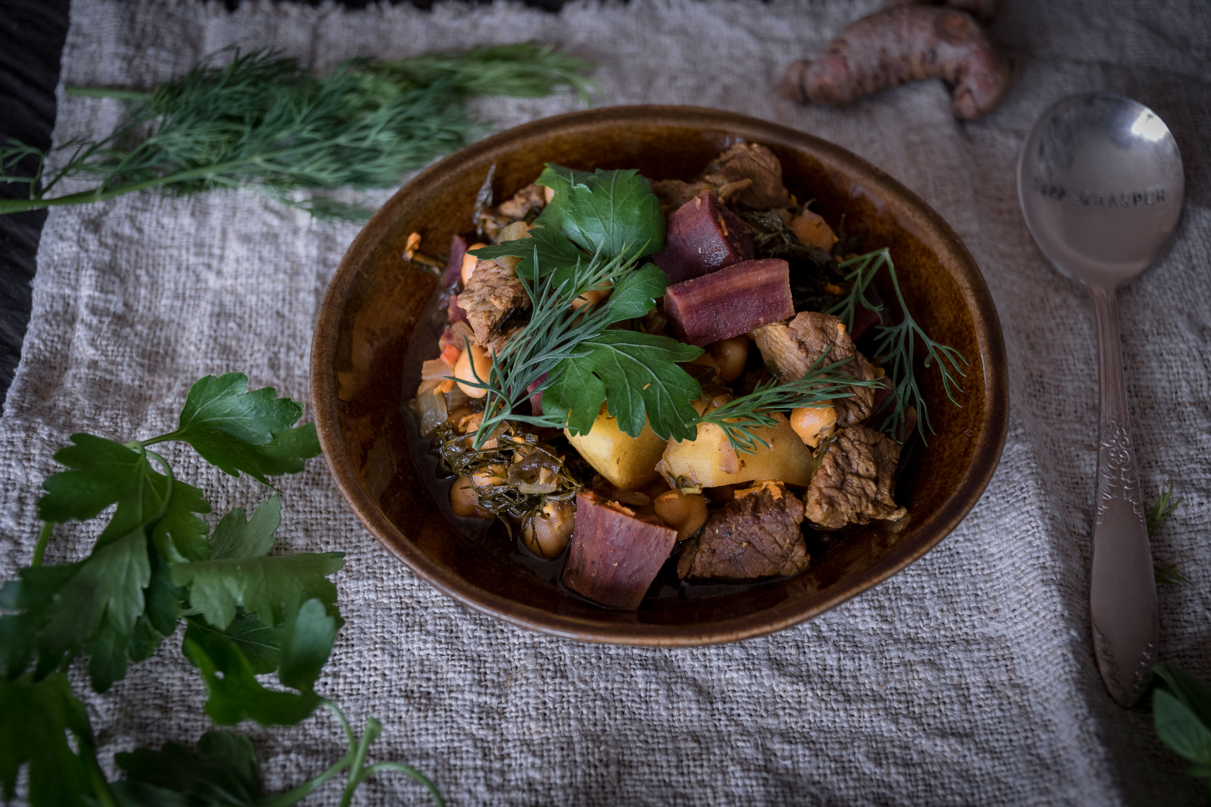 Fleischeintopf mit Süsskartoffeln, Kichererbsen und Granatapfelmelasse