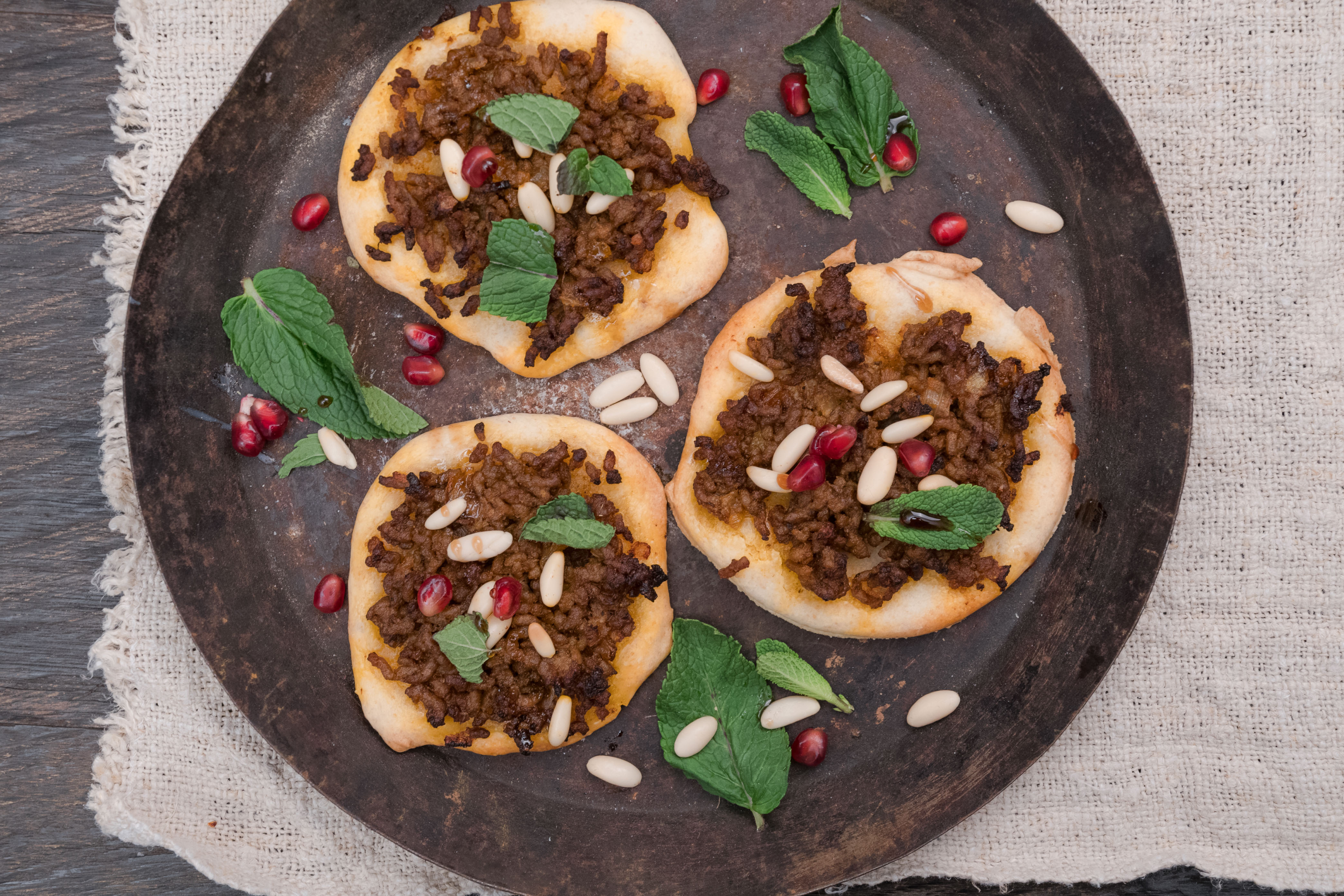 Orientalischer Pizza Snack mit Hackfleisch und Granatapfel