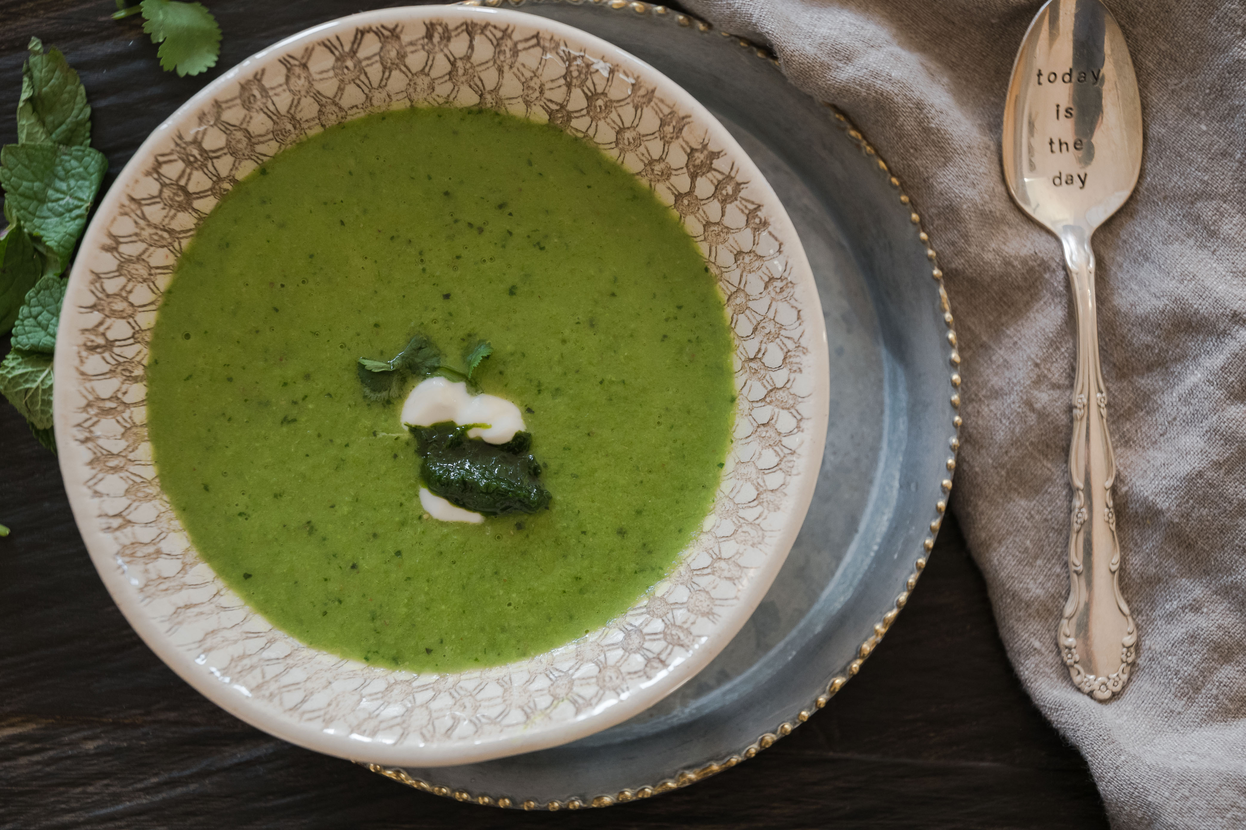 Grüne Erbsensuppe mit Koriander