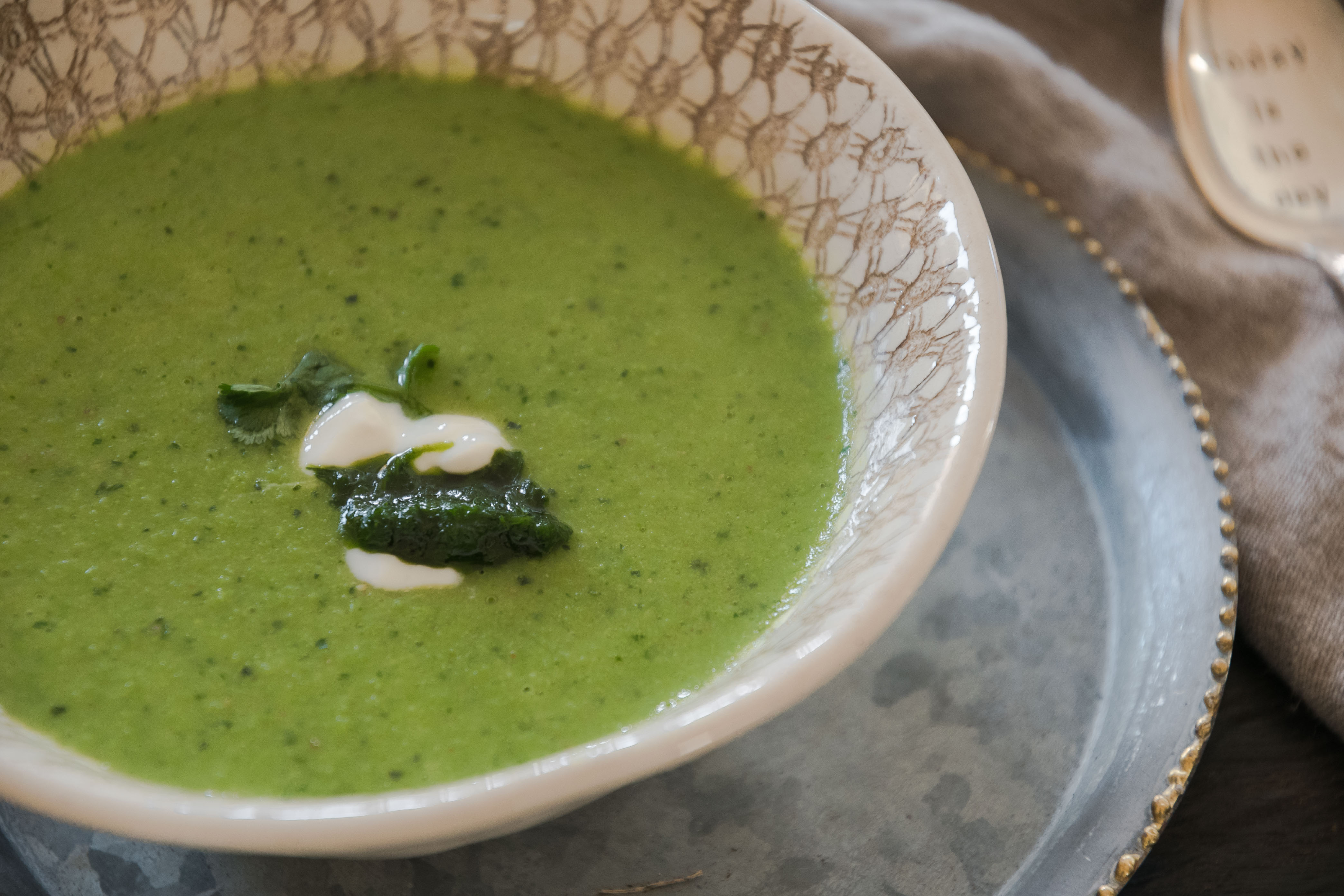 Grüne Erbsensuppe mit Koriander