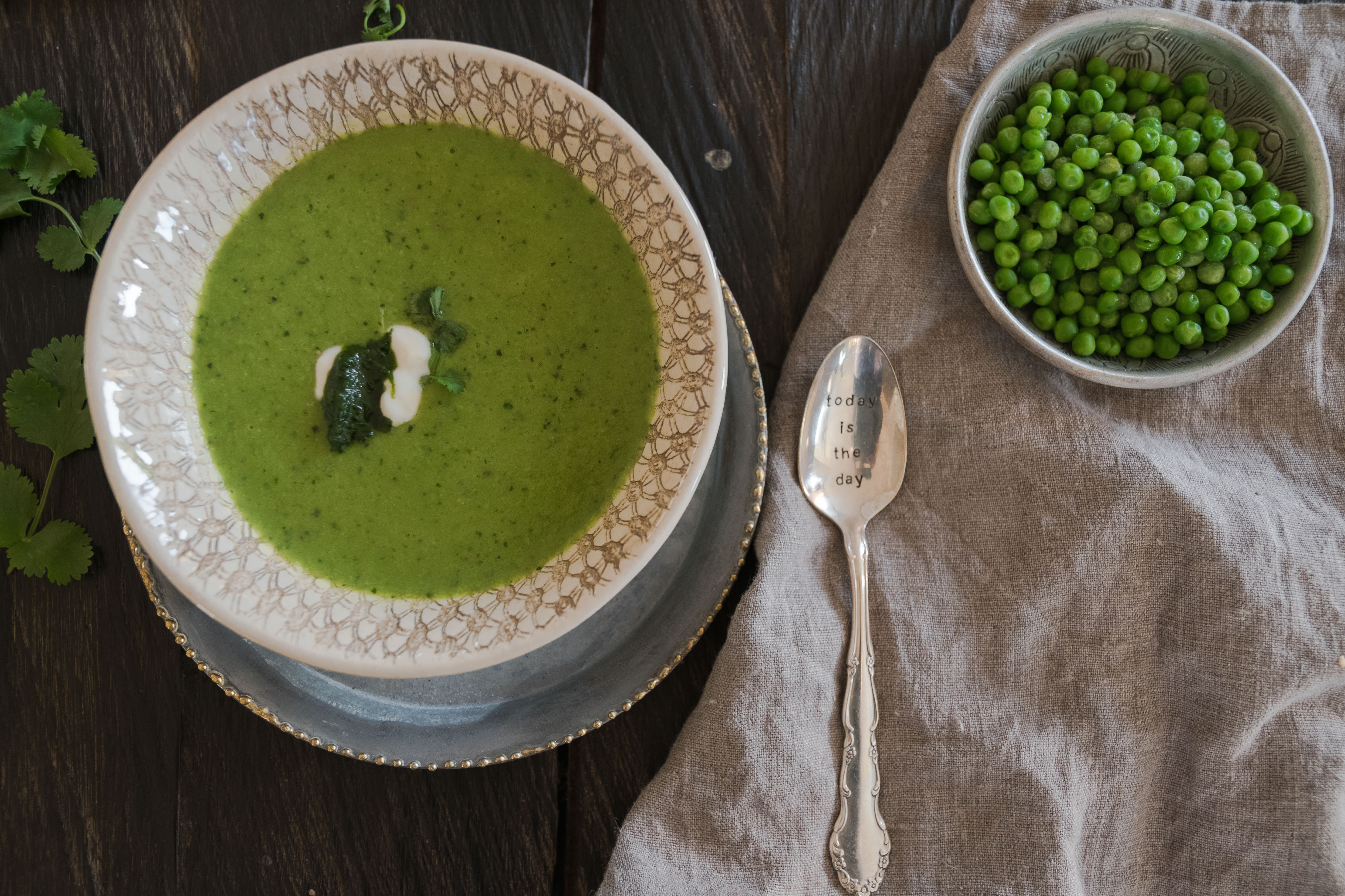 Grüne Erbsensuppe mit Koriander