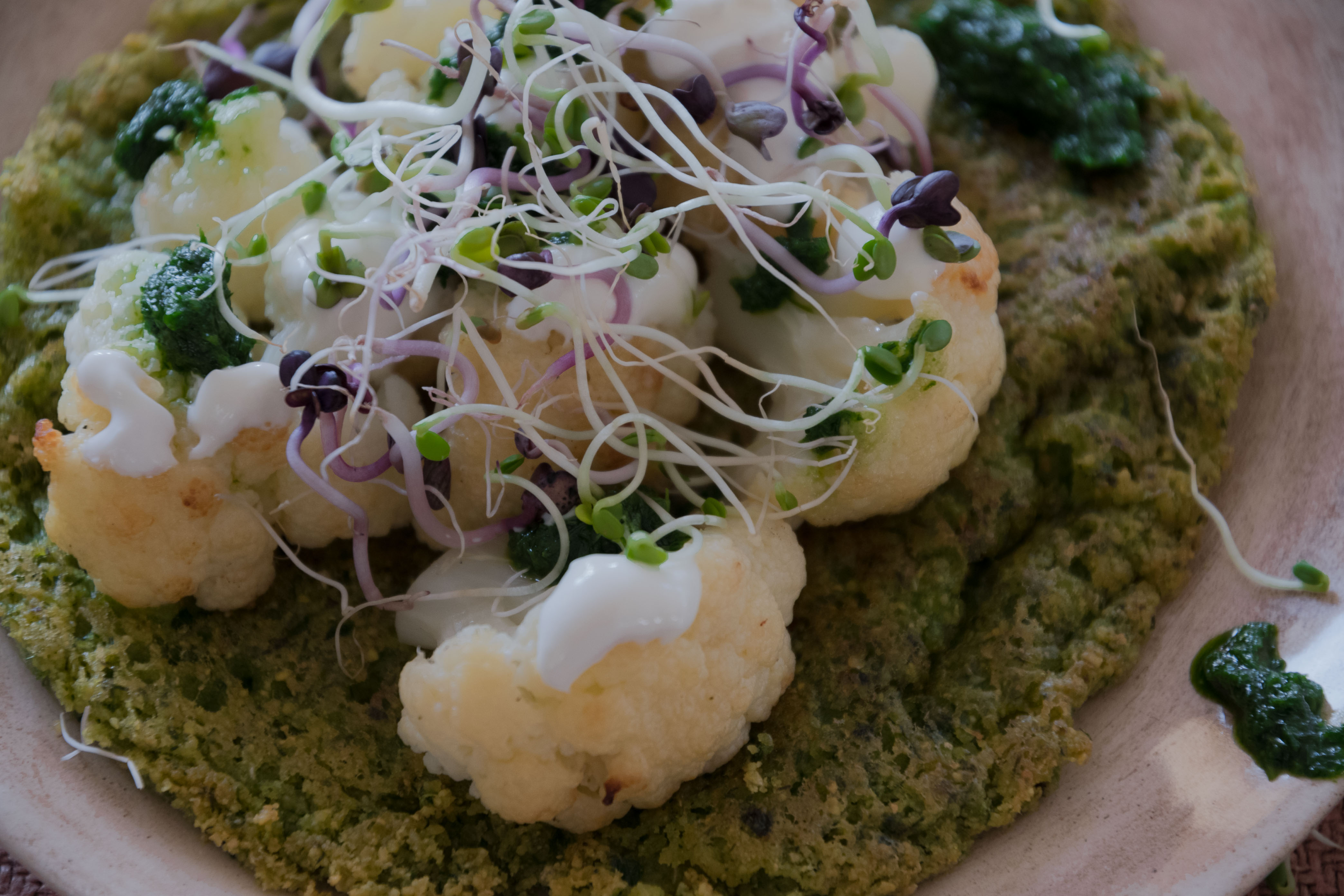 Vegane Pancakes mit gebackenen Blumenkohl und Tahina