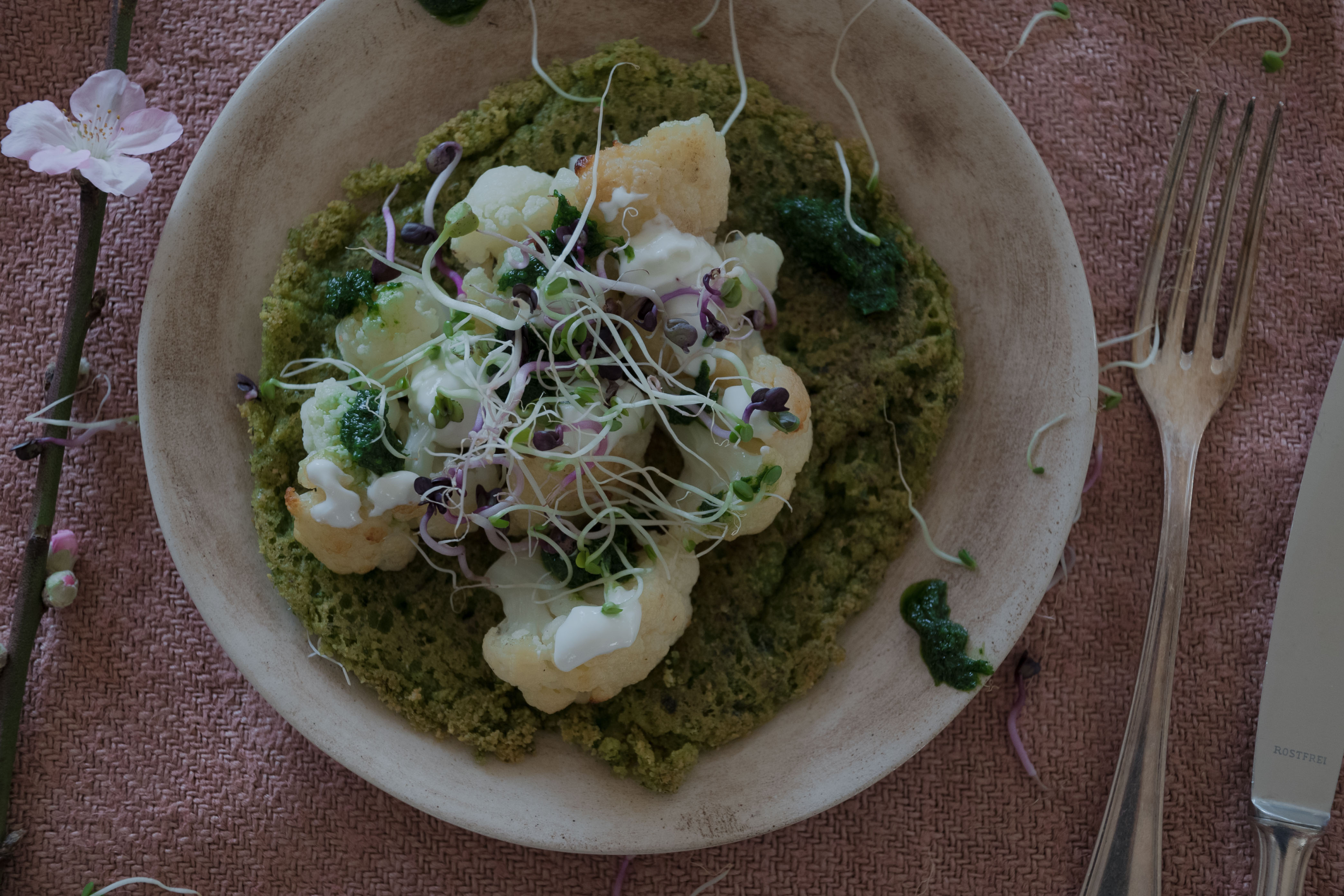 Kichererbsen Pancakes mit gebackenen Blumenkohl und Tahina