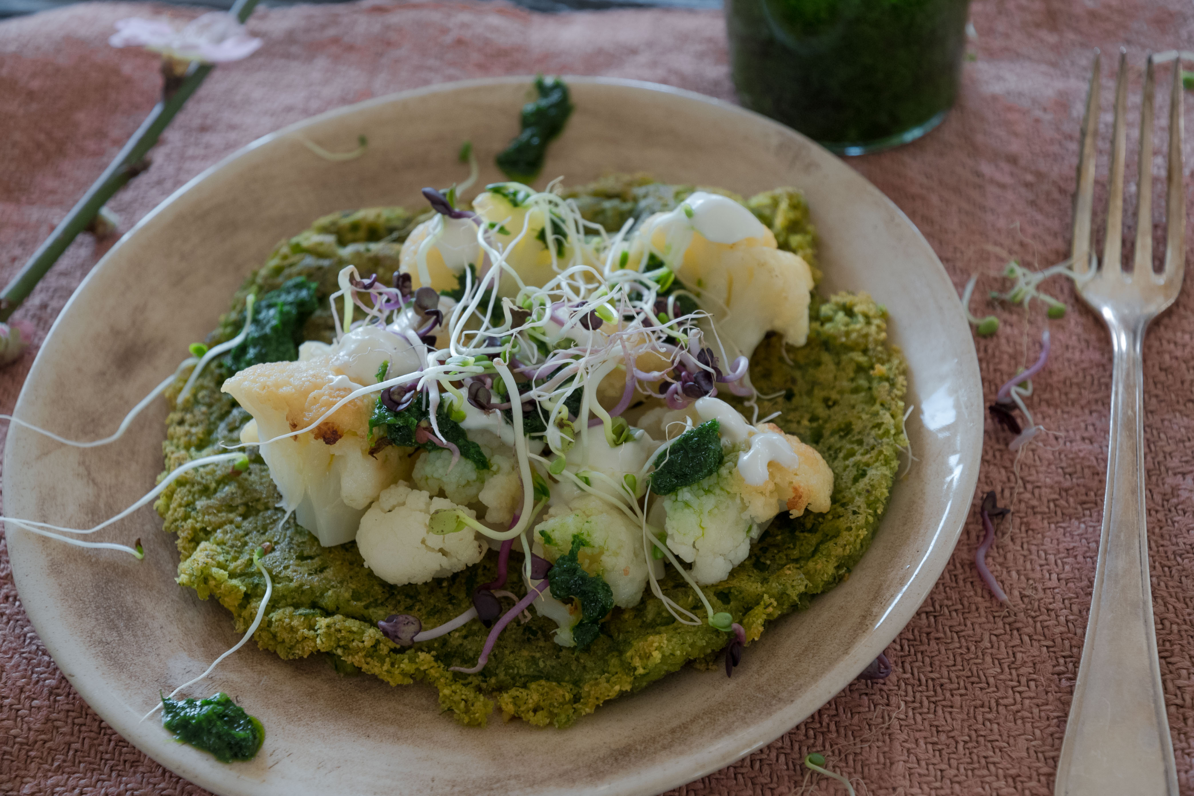 Vegane Pancakes mit gebackenen Blumenkohl und Tahina