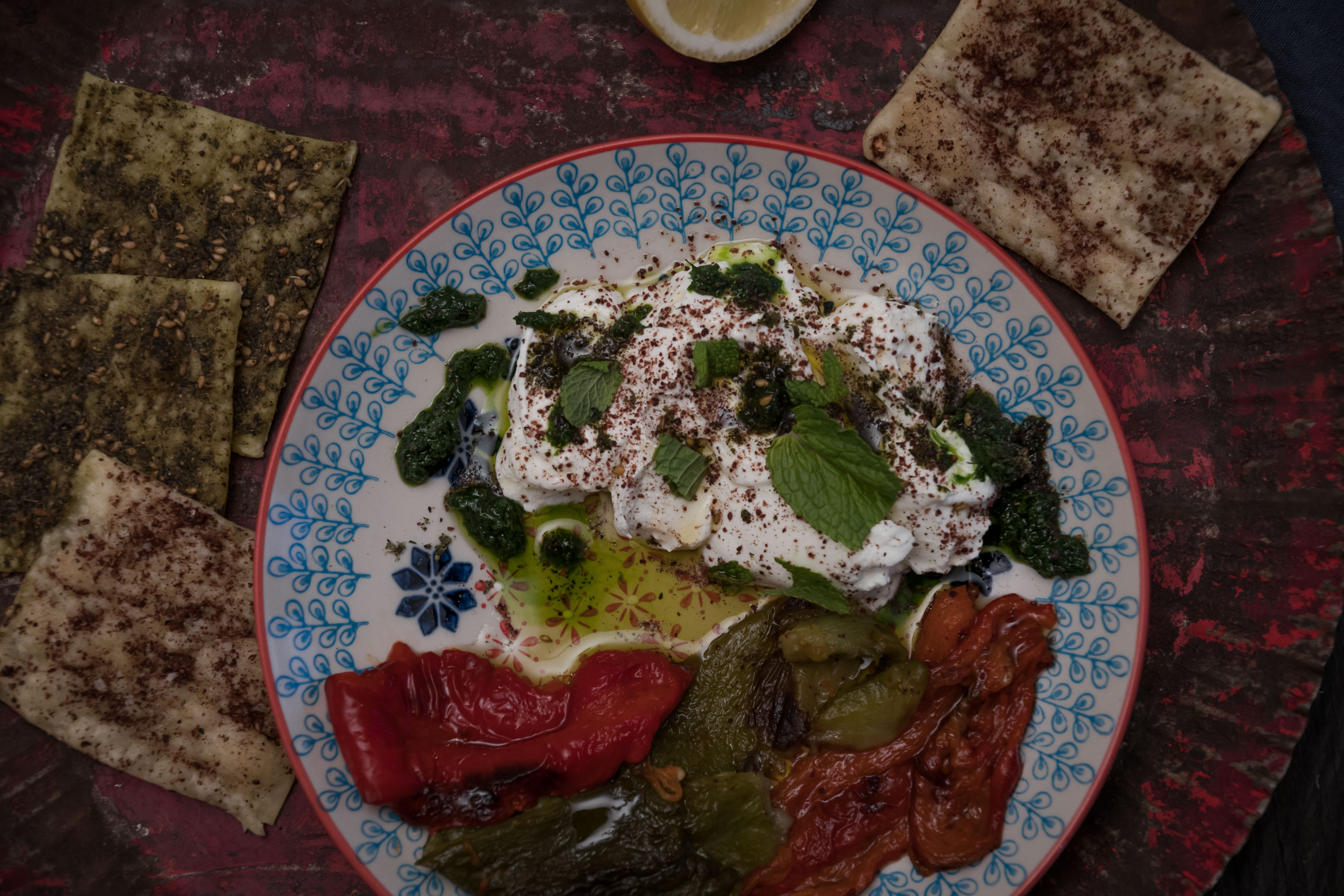 Geröstete Peperoni mit Labne und Kräuterpesto