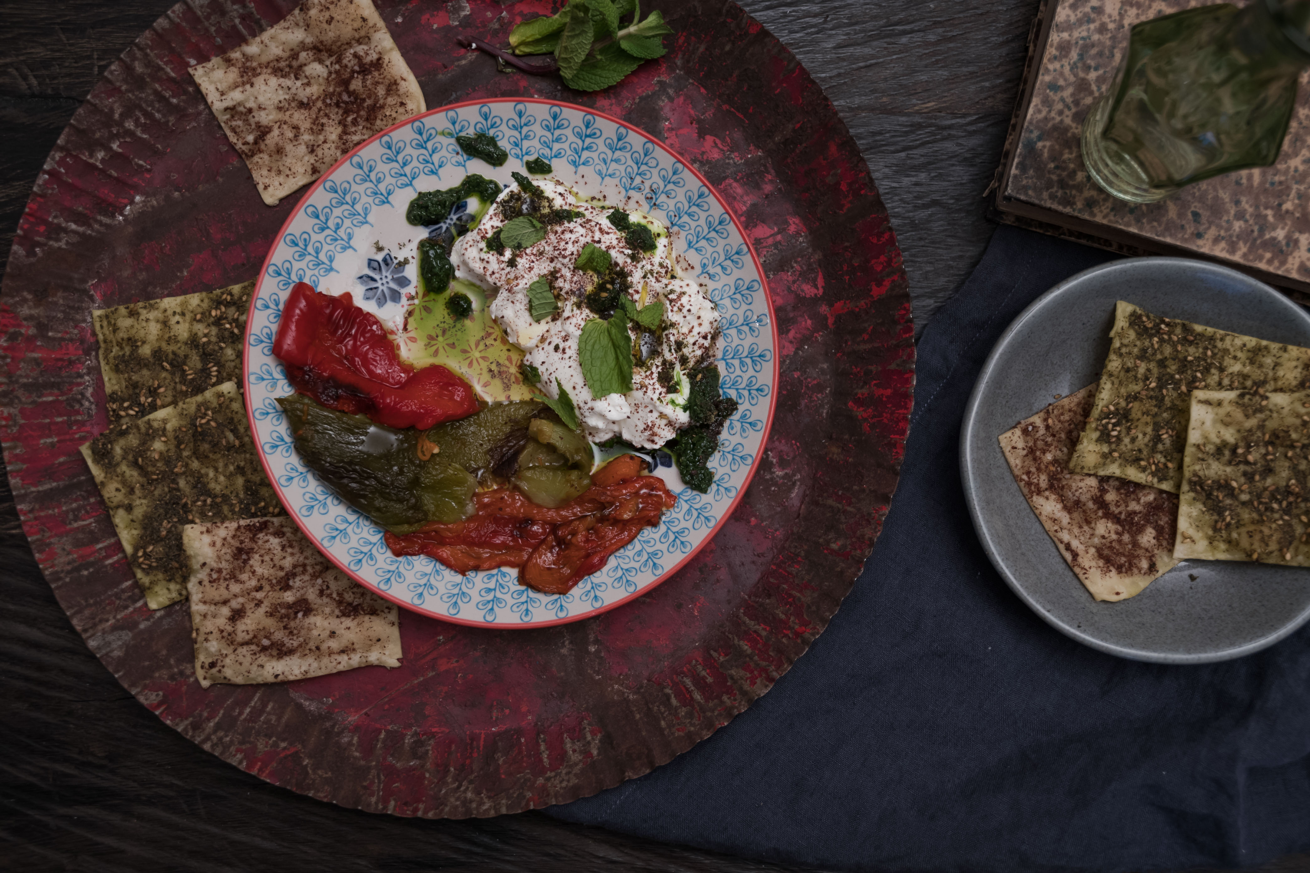 Marinierte Peperoni mit Labne und Kräuterpesto