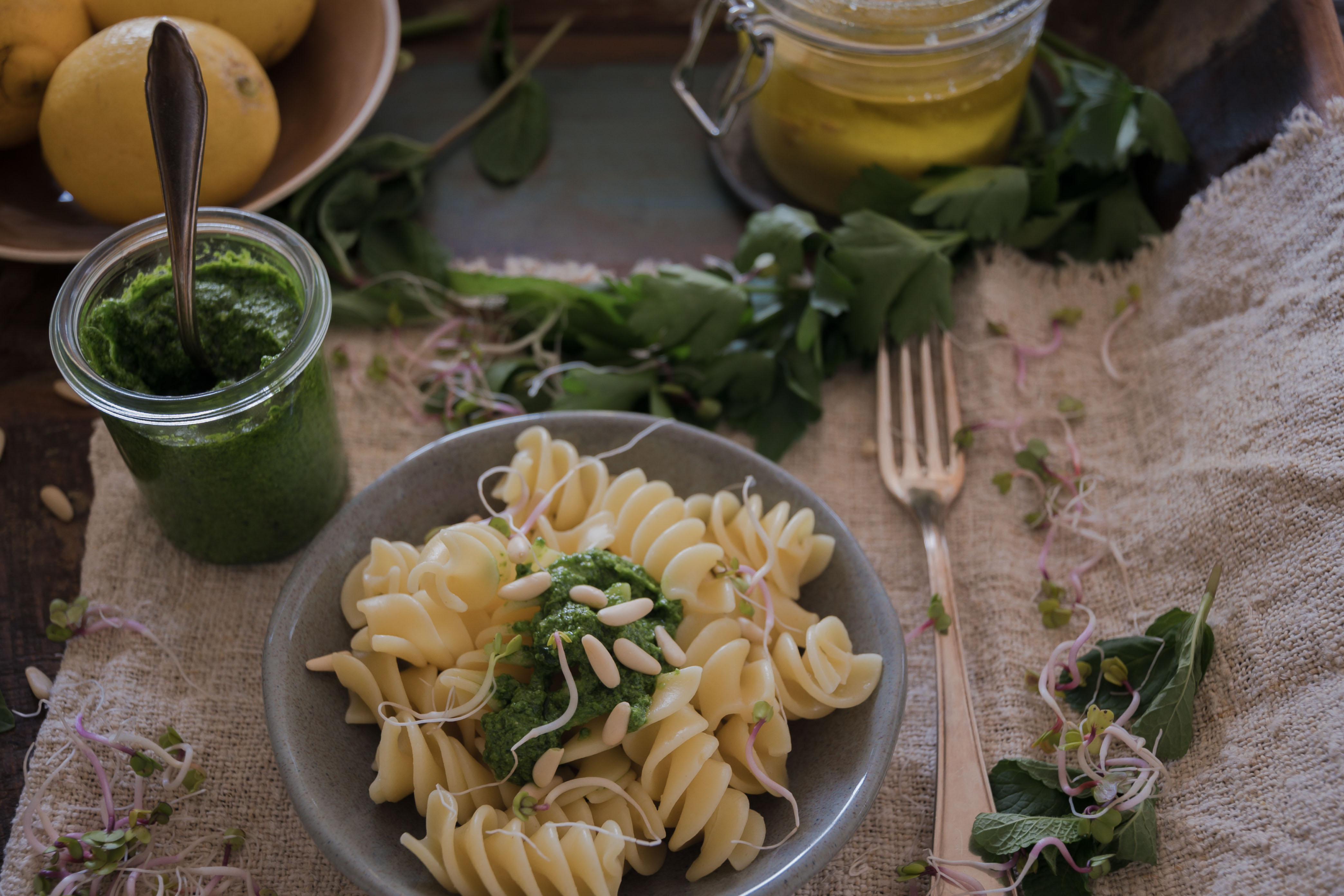 Pasta mit Zitronen-Kräuter-Pesto