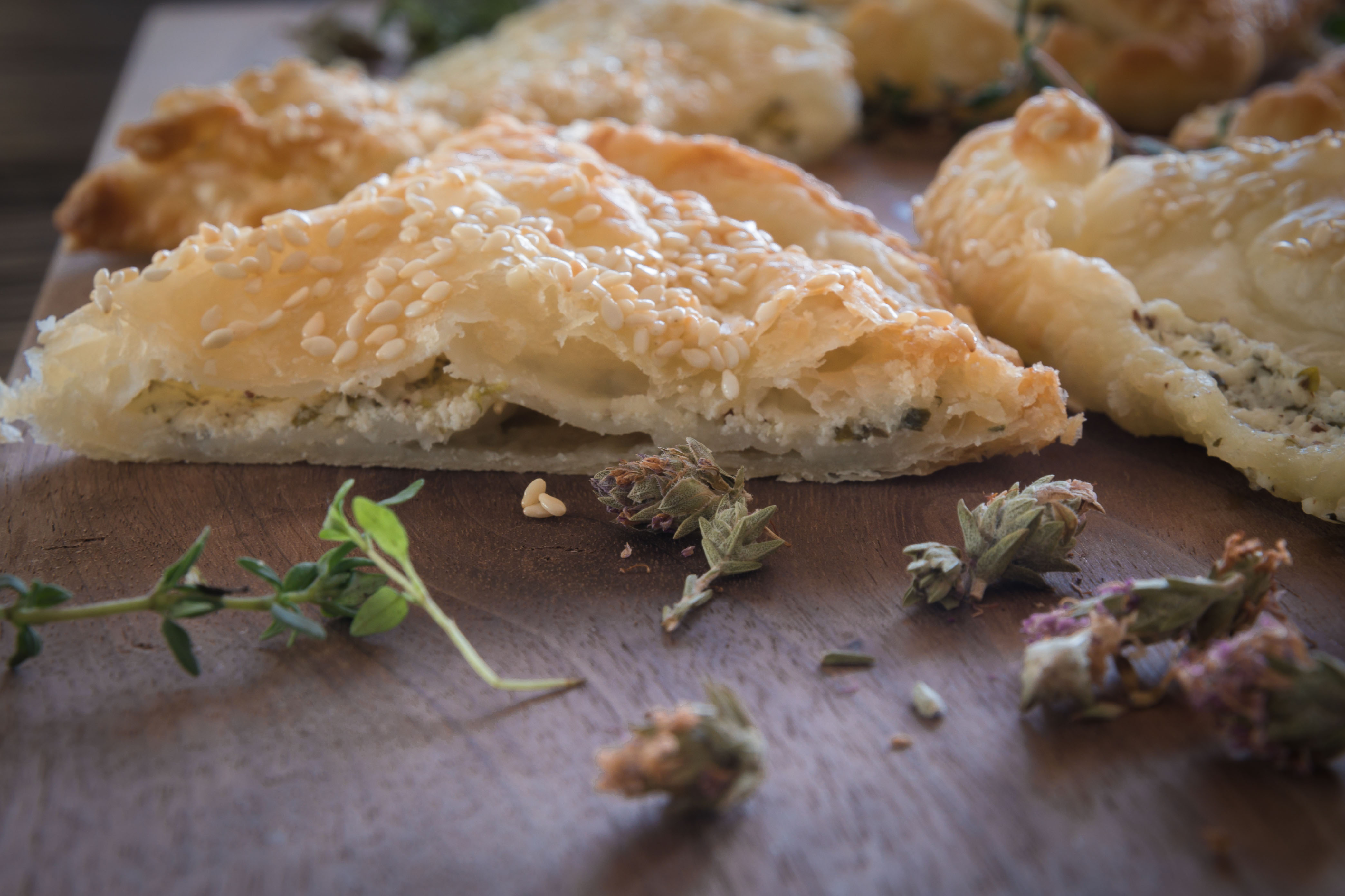 Mit einer Feta-Cottagecheese gefüllte Blätterteigtaschen 