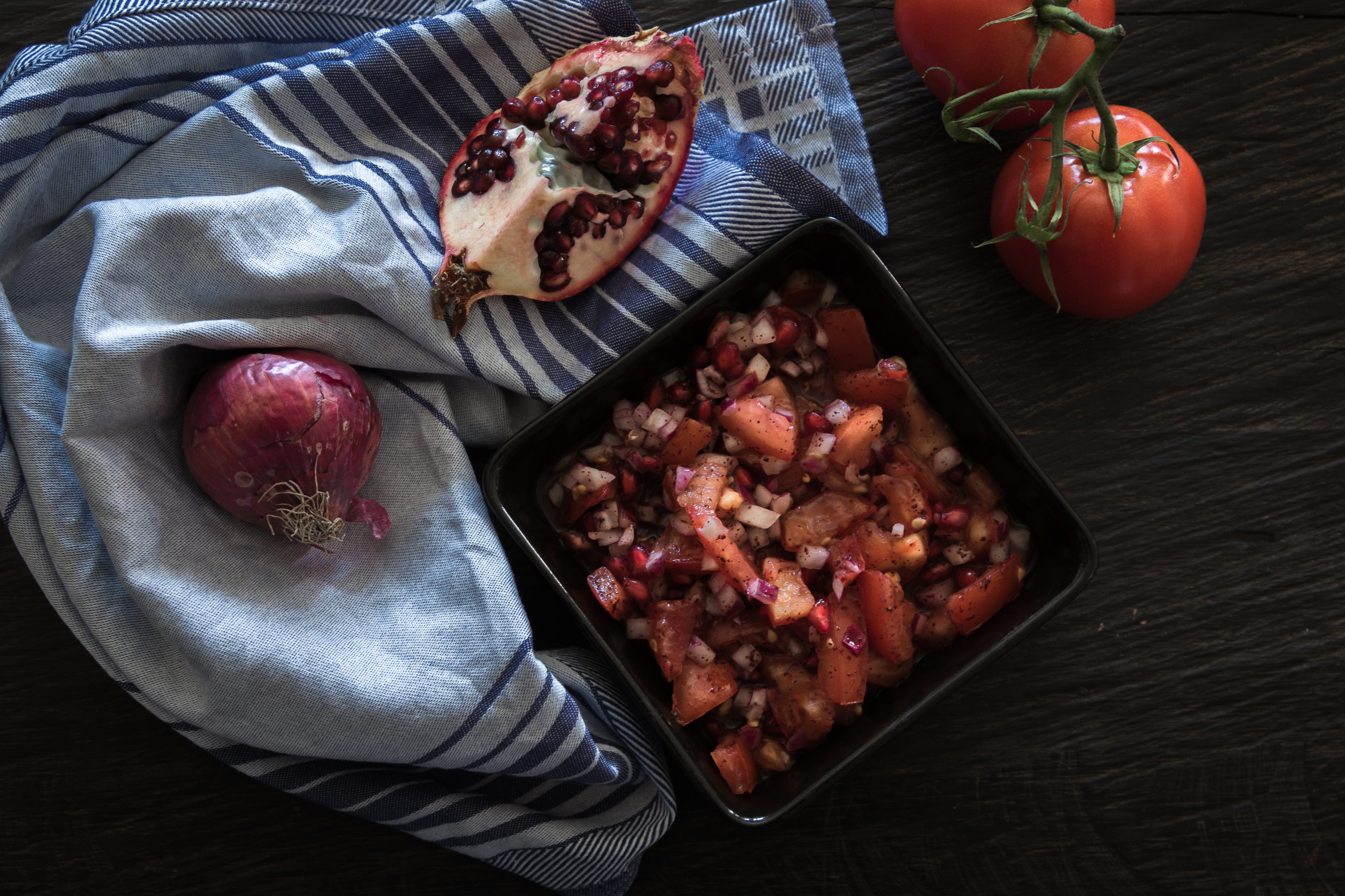 Tomatensalat mit Granatapfelkernen: erfrischend, fruchtig, pikant