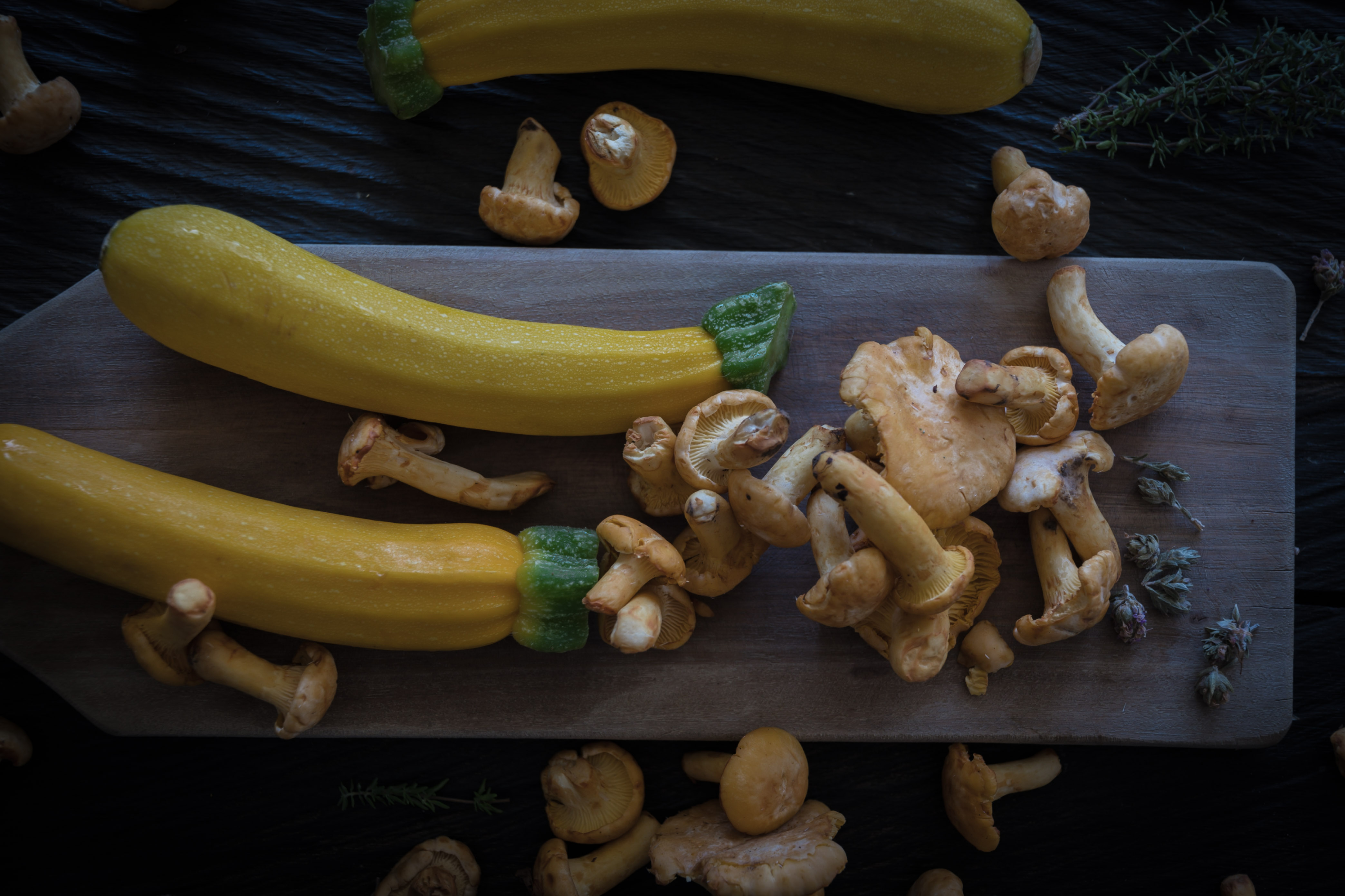 Gelbe Zucchini und frische Eierschwämme