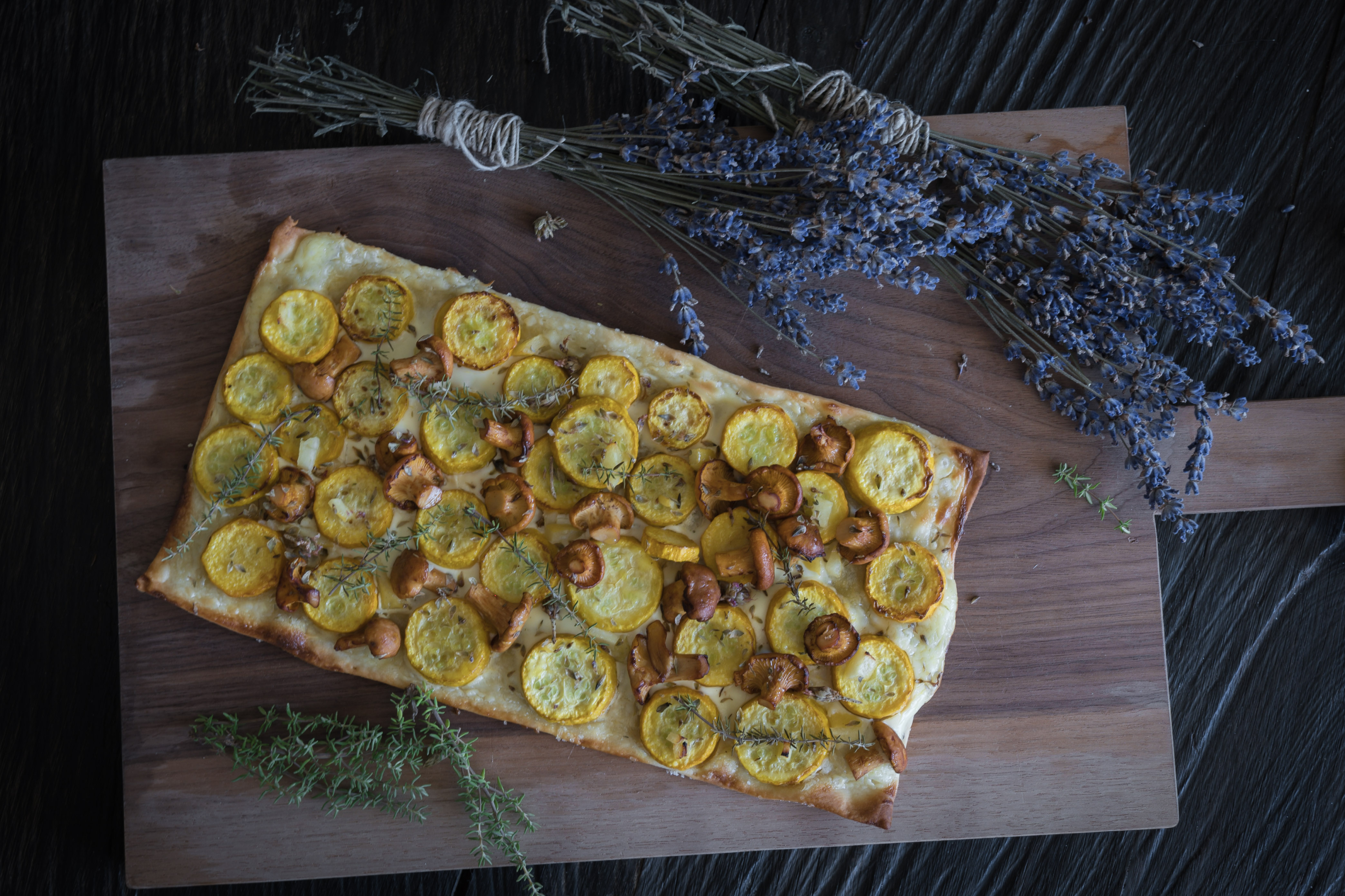 Flammkuchen mit Labneh, gelben Zucchini, Eierschwämmen