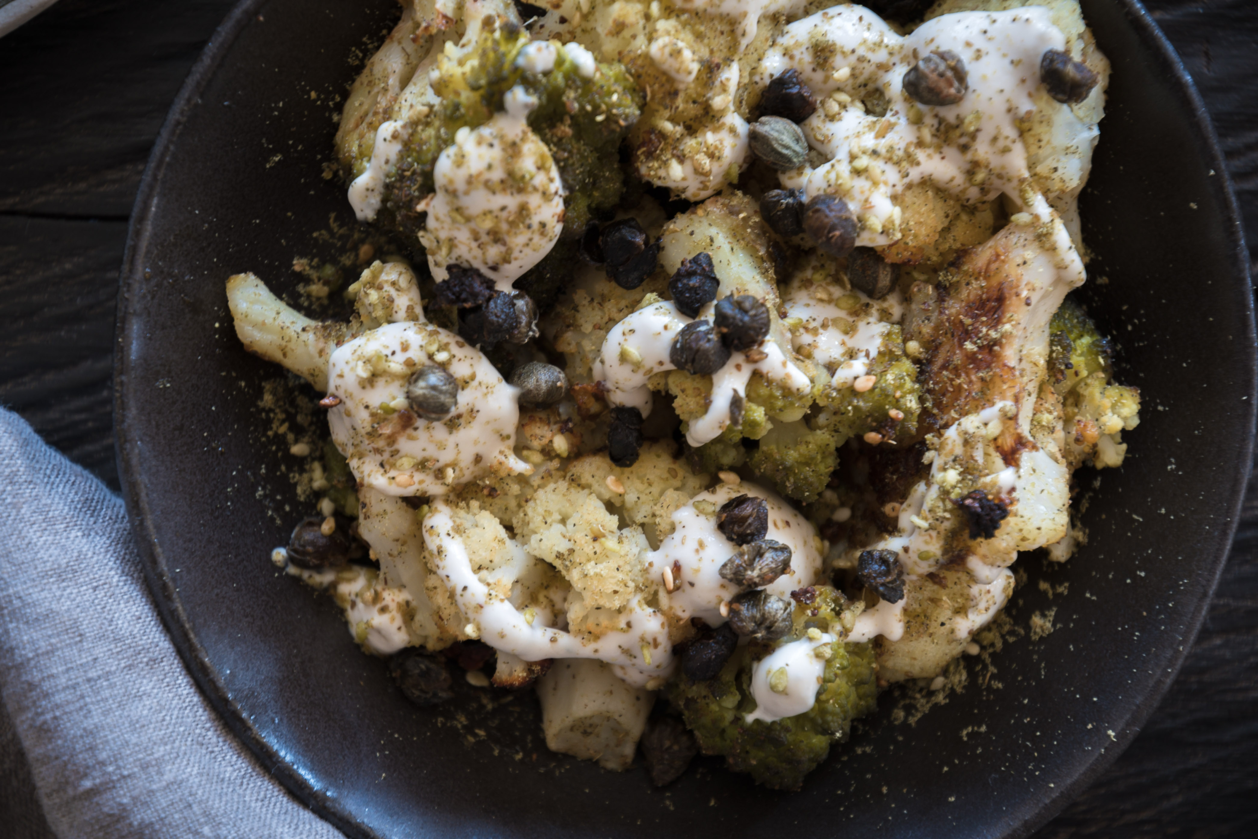 Gebackener Blumenkohl mit Zaatar und knusprigen Kapern 