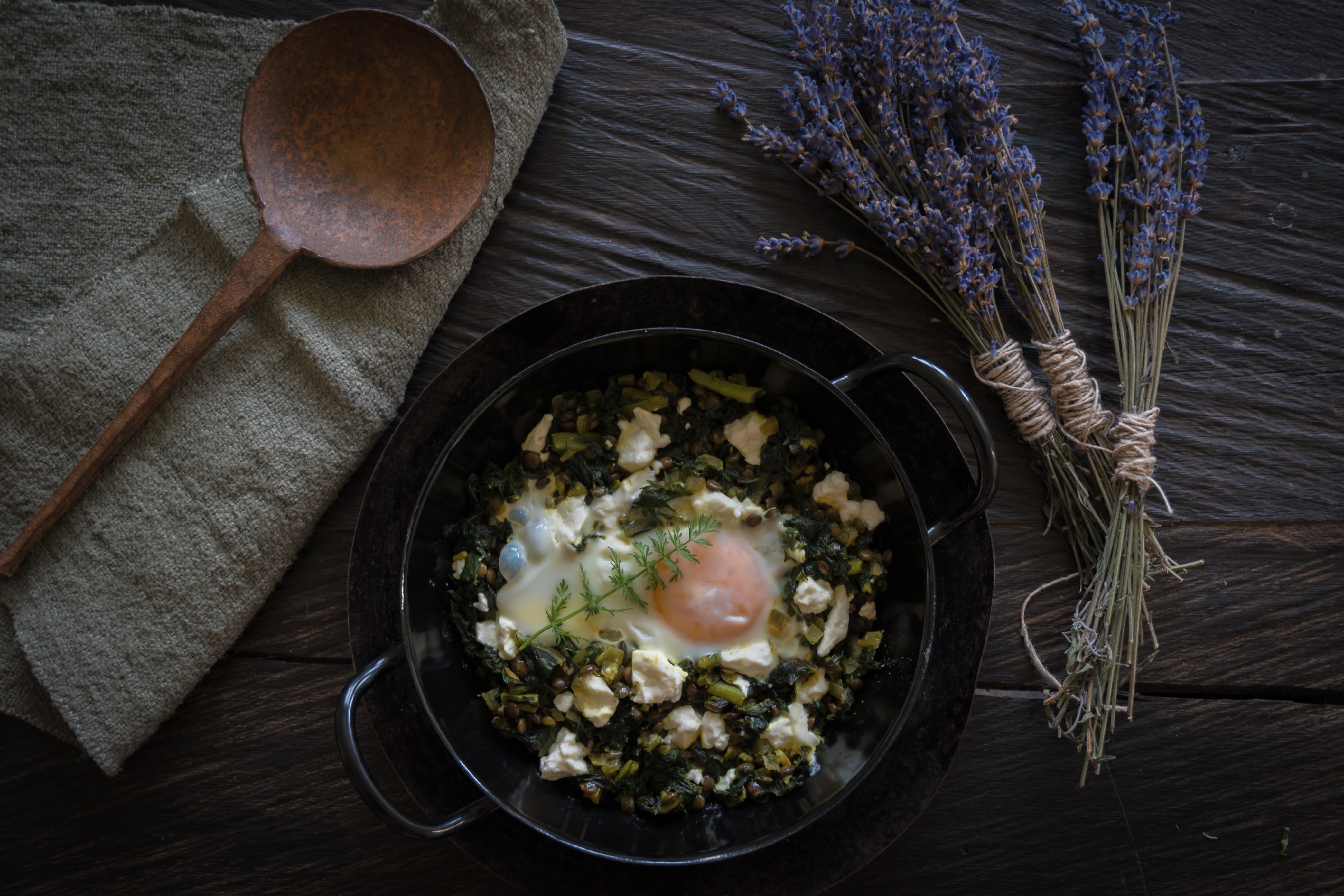 Green Shakshuka mit Mangold, Kräutern, grünen Linsen, Feta und Ei