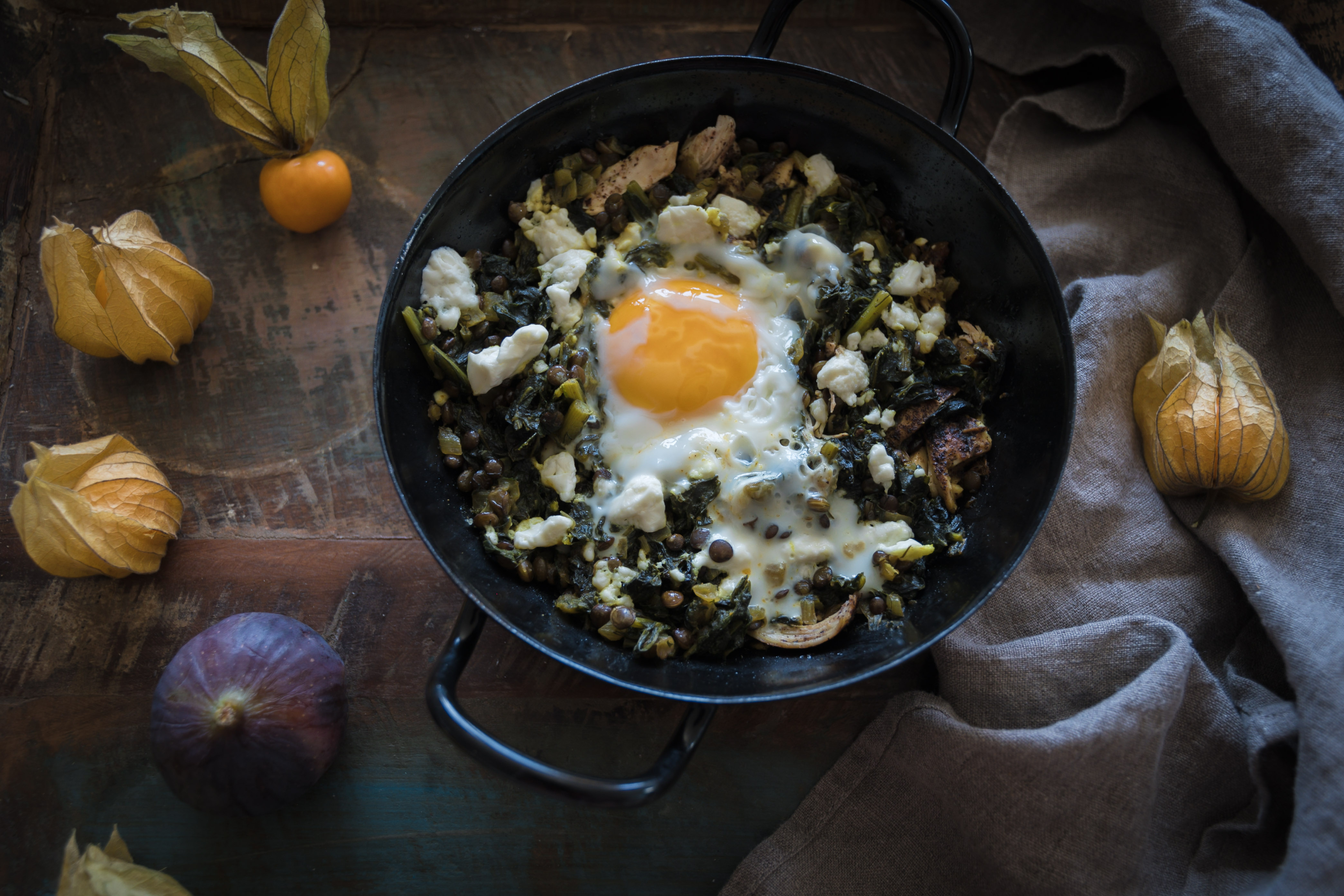 Grüne Shakshuka mit Mangold