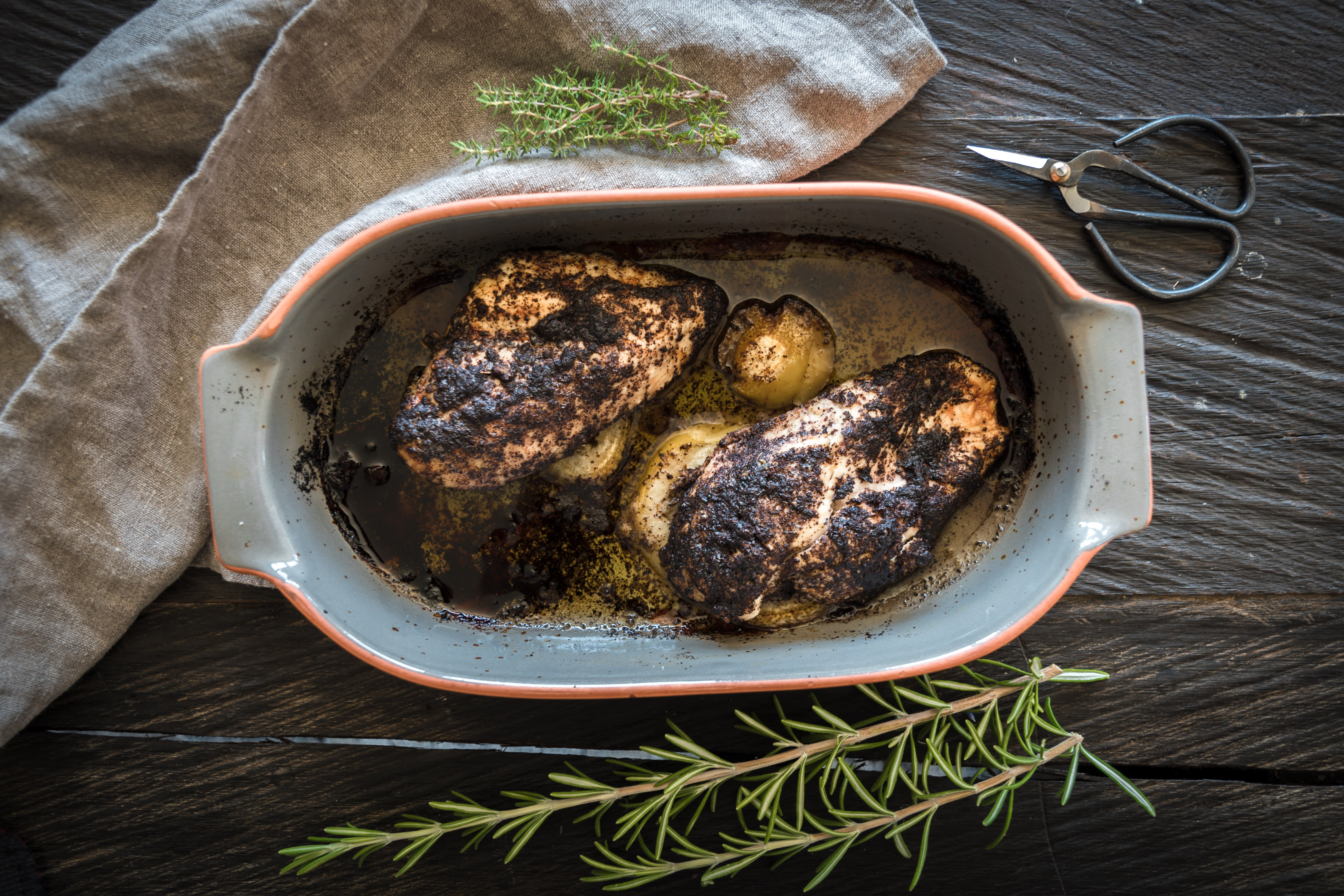 Poulet mit Sumac-Kruste auf Salzzitronen aus dem Ofen