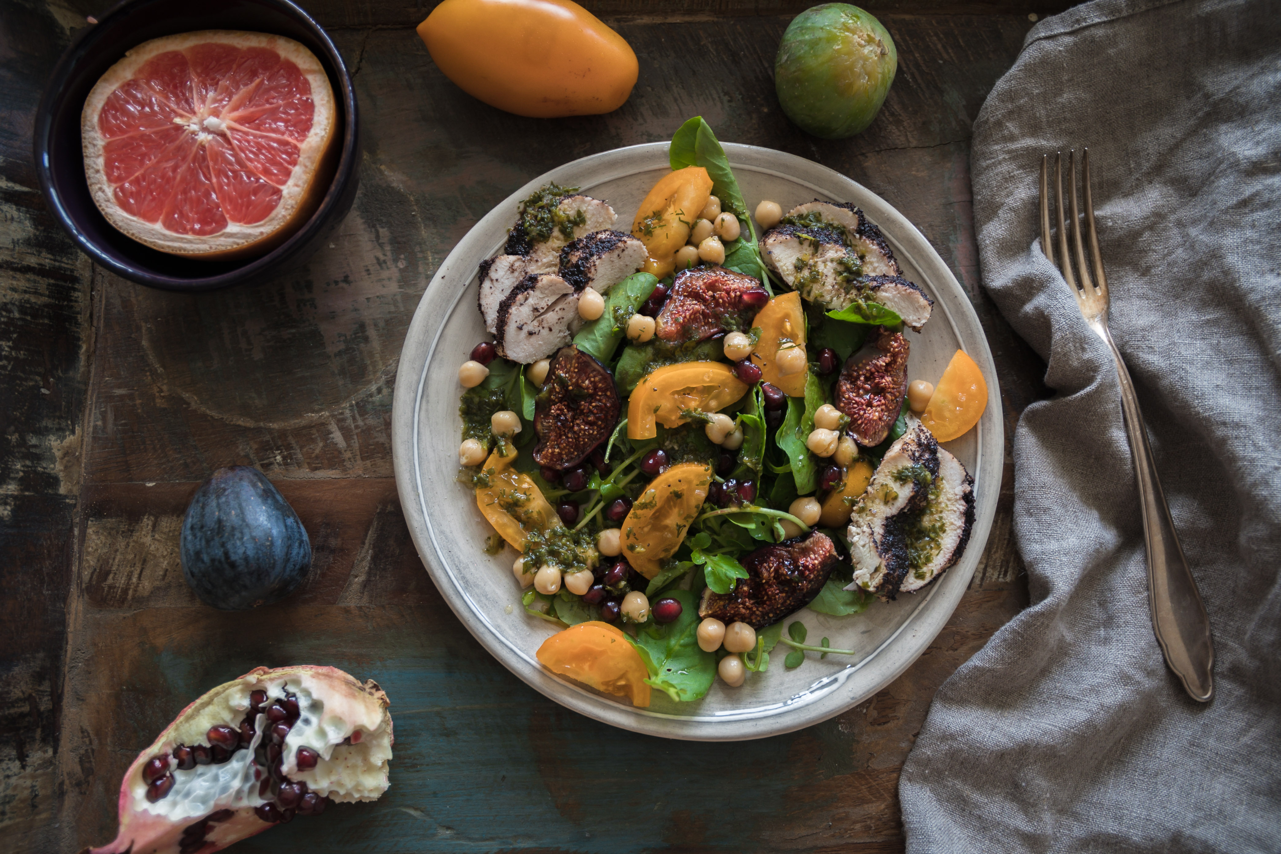 Spätsommersalat mit Poulet an Sumac-Kruste, marinierten Feigen und Kräuterdressing