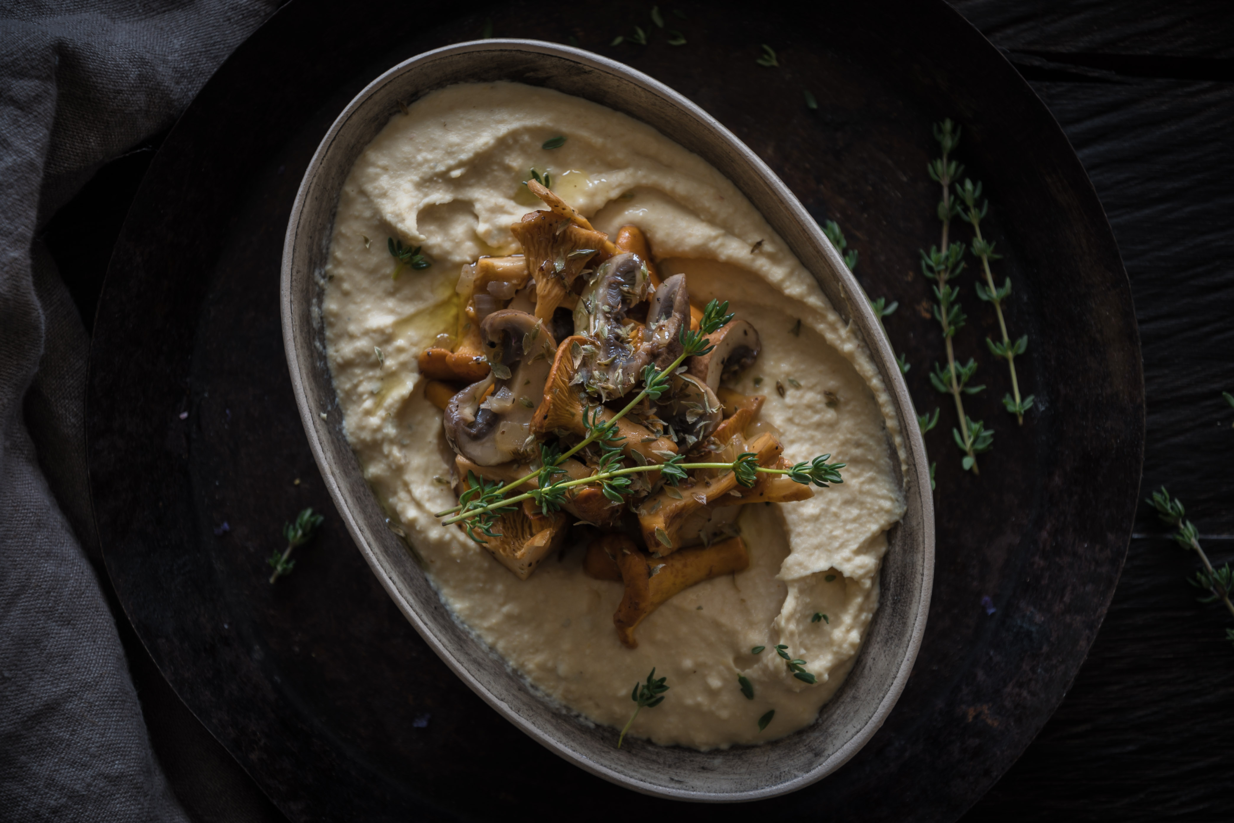 Thymian-Hummus mit Pilzen