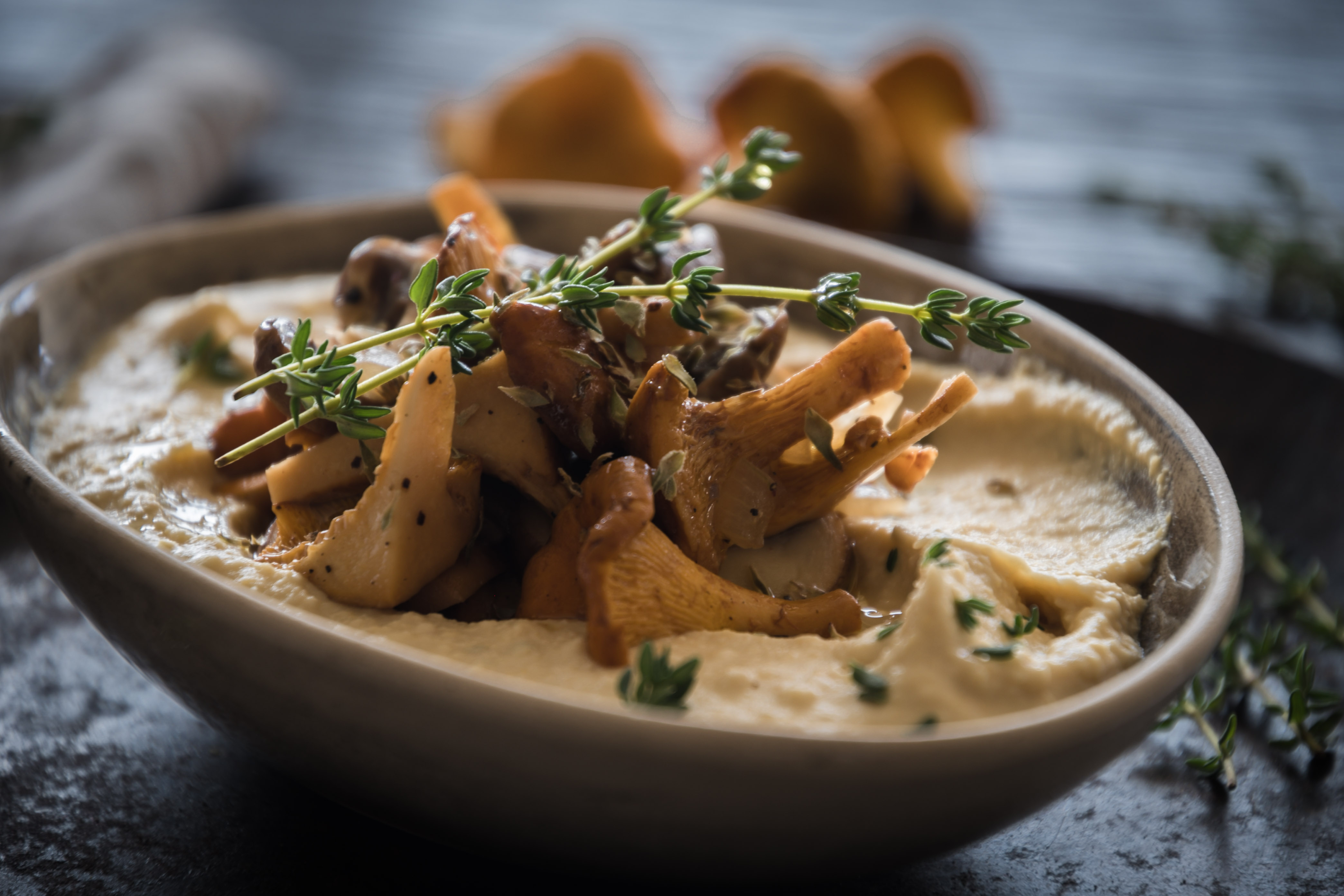 Hummus mit frischen Pilzen