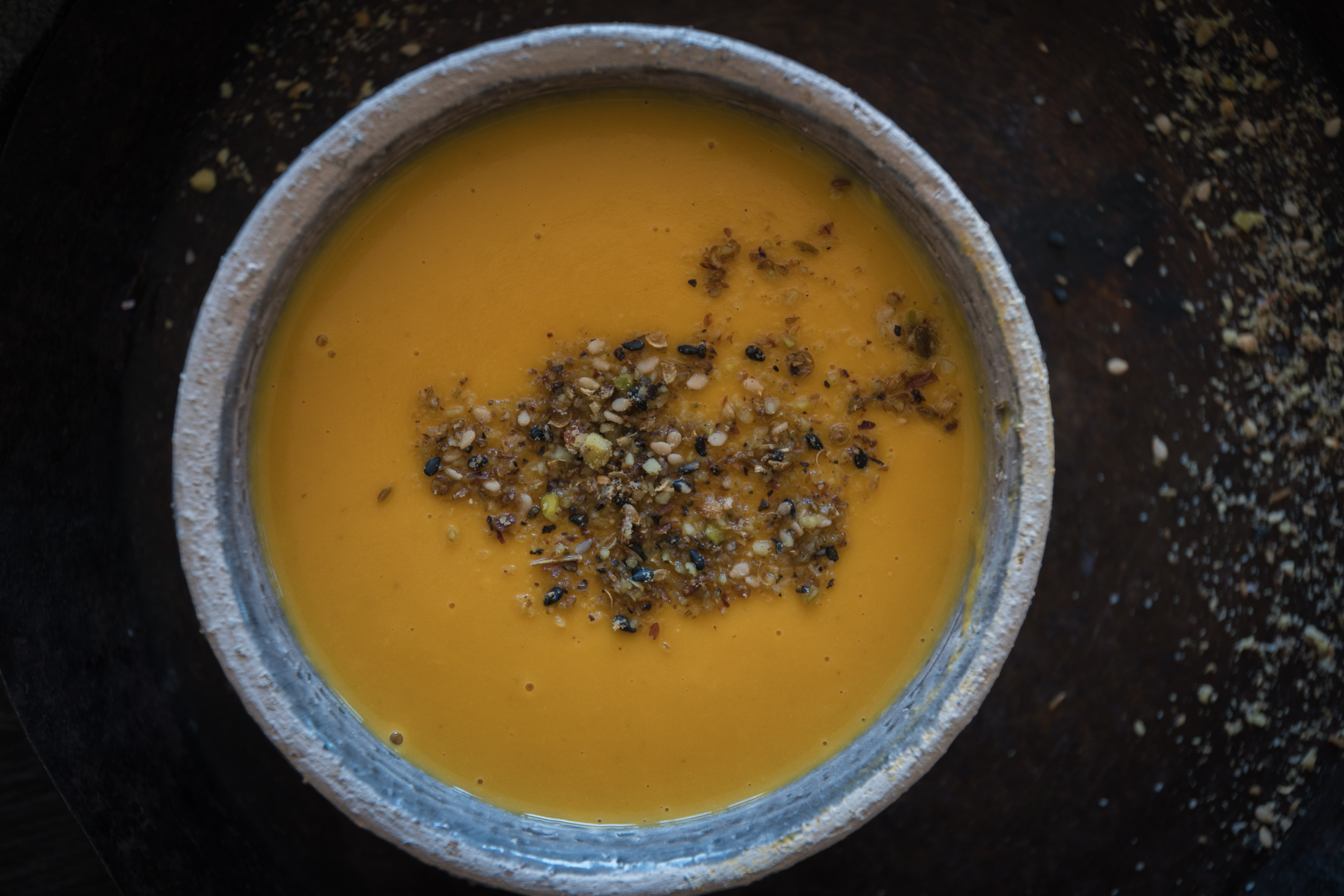 Scharfe Süsskartoffelsuppe mit Dukkah