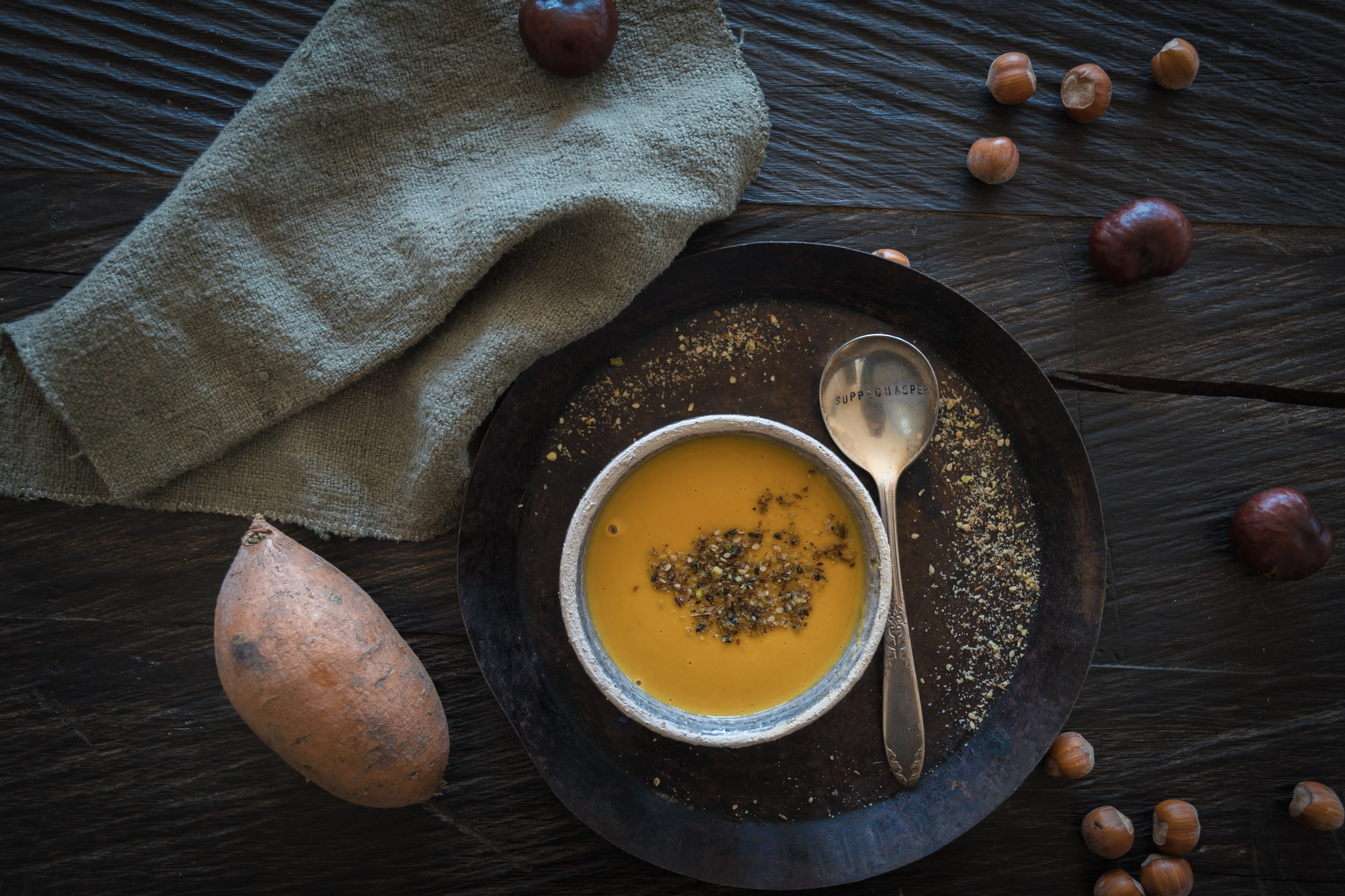 Scharfe Süsskartoffelsuppe mit Dukkah