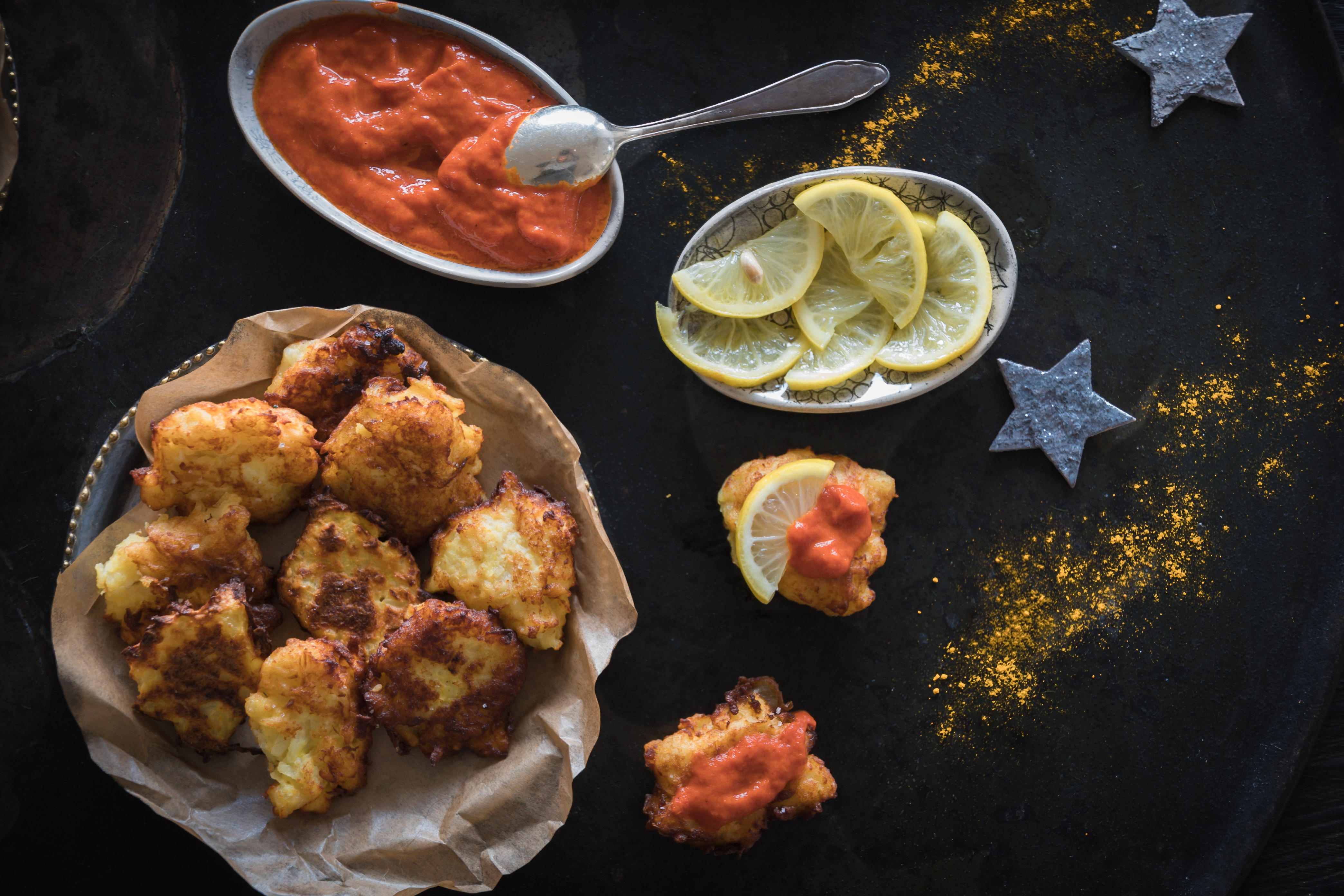 Latkes mit eingelegten Salzzitronen und einem rauchigen Peperoni-Dip 