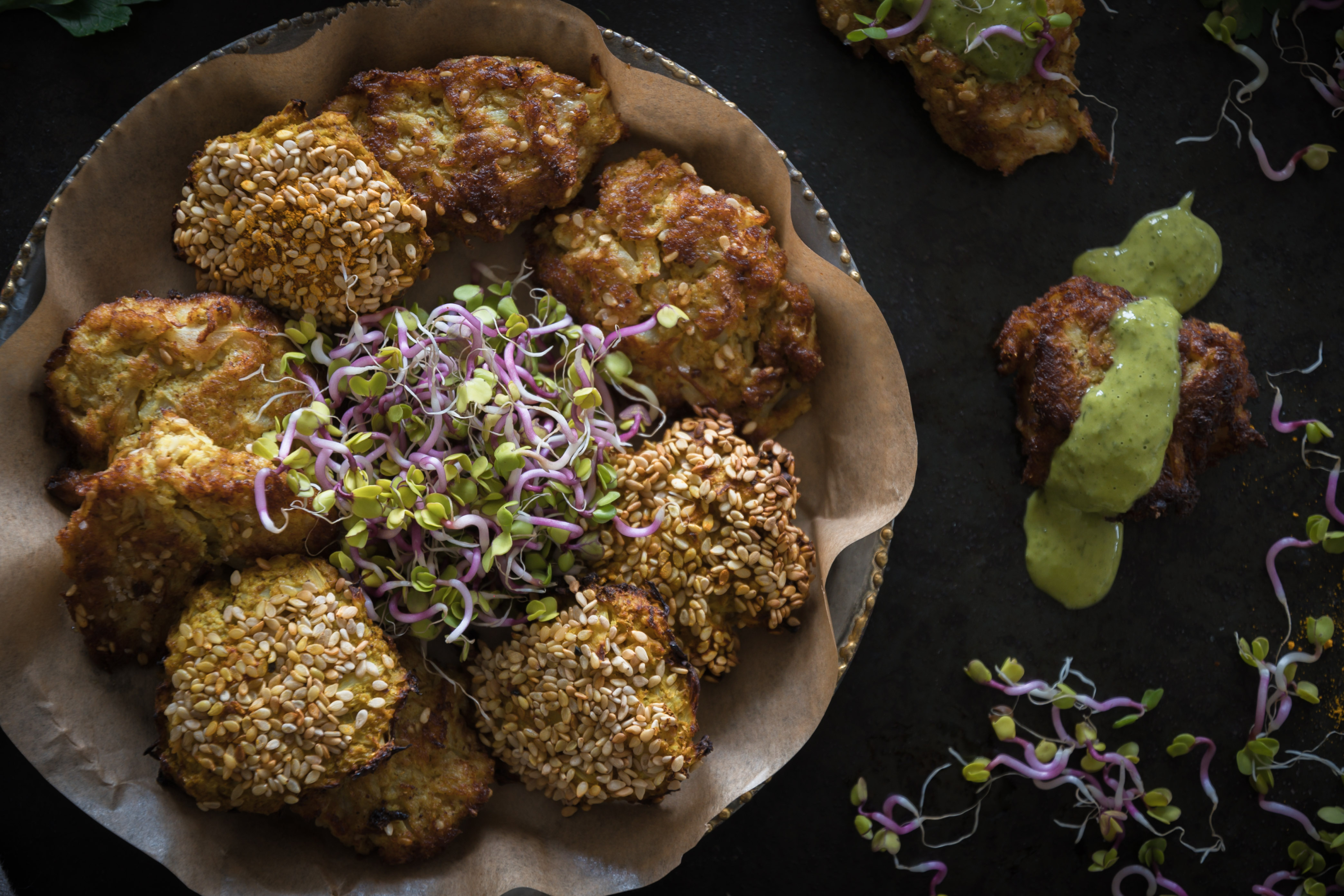 Latkes mit indischem Touch an einem Koriander-Tahini-Dip