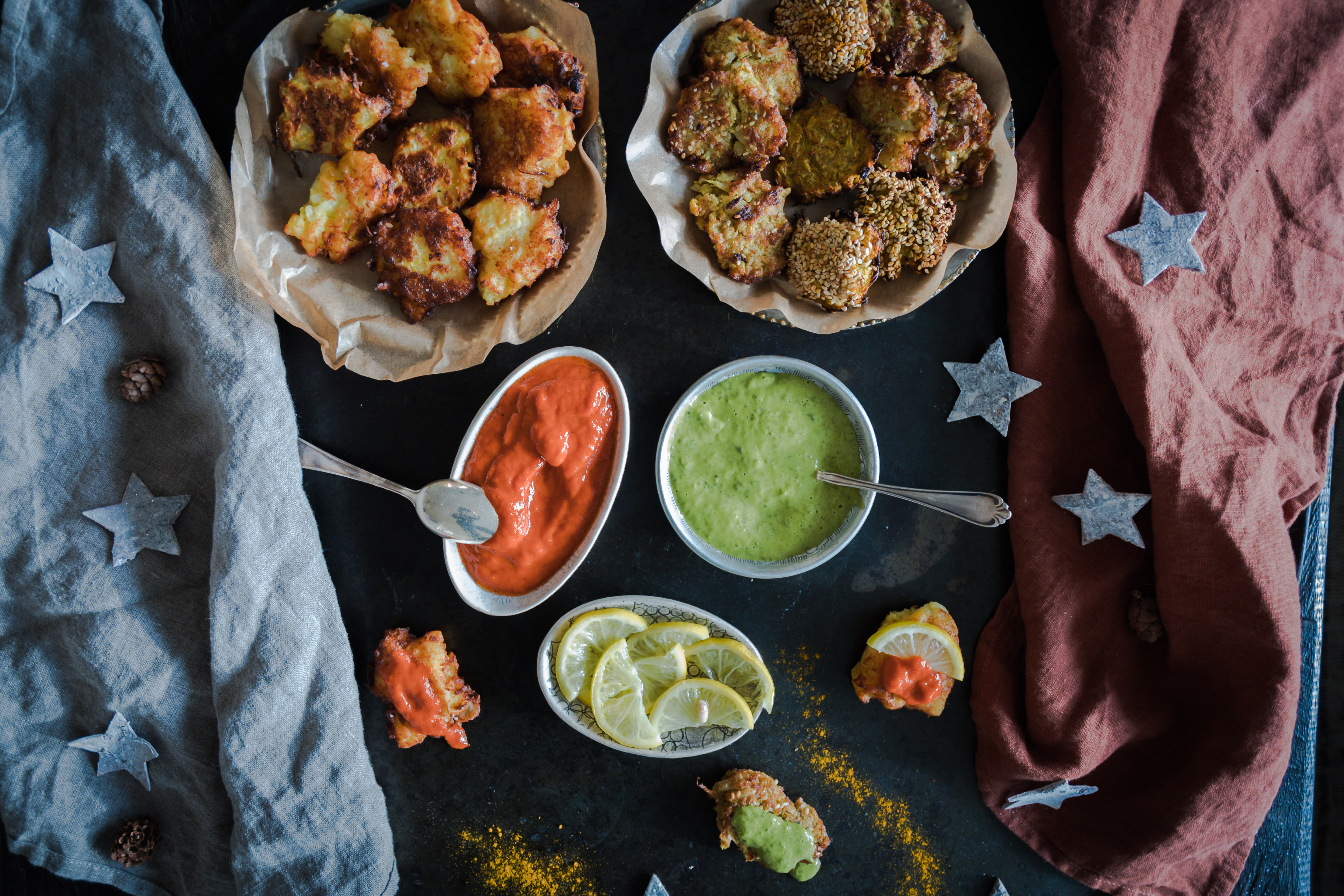 Latkes - einmal klassisch mit Kartoffeln, einmal mit Blumenkohl