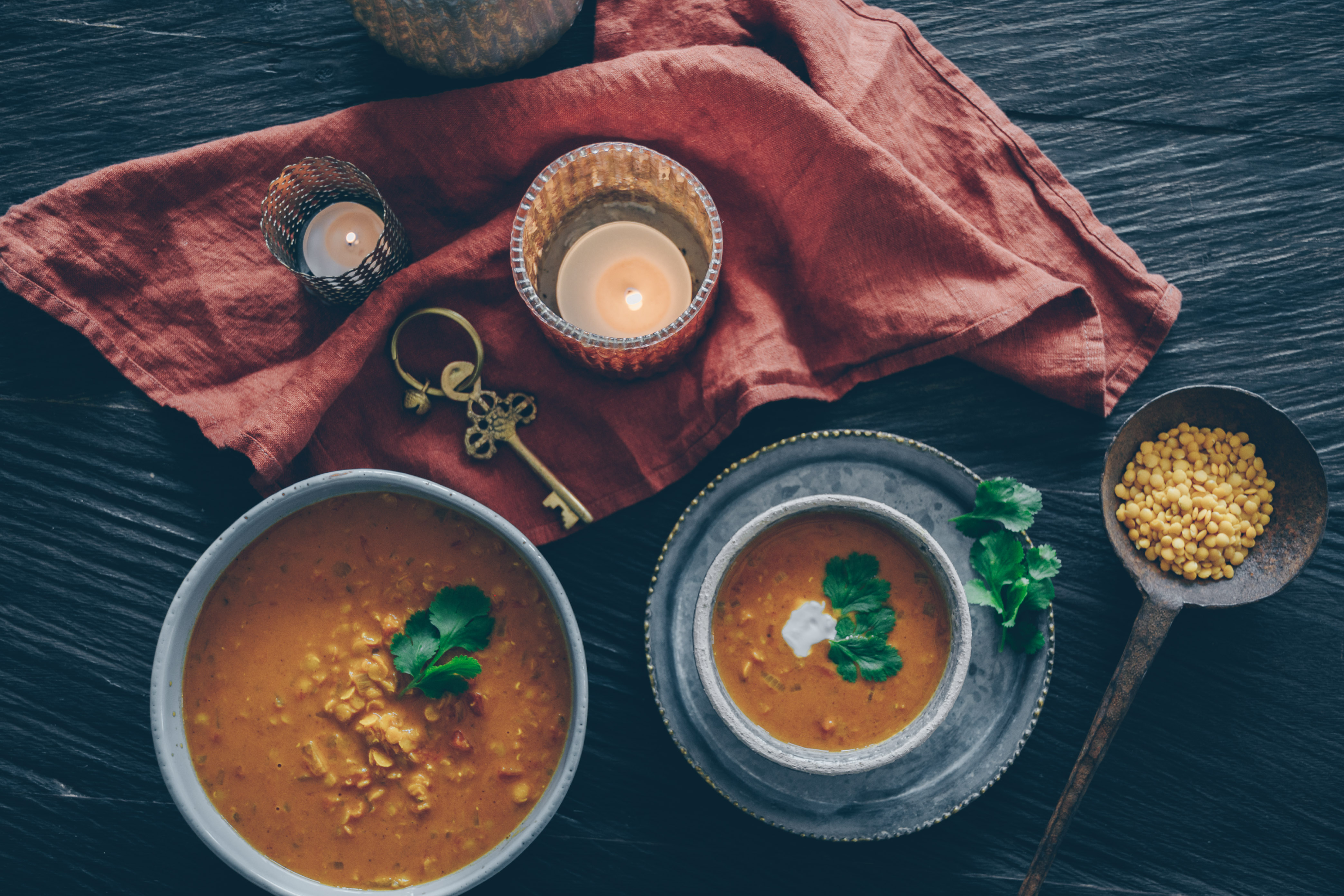 Vegane Linsen-Tomaten Suppe mit Kokosmilch 
