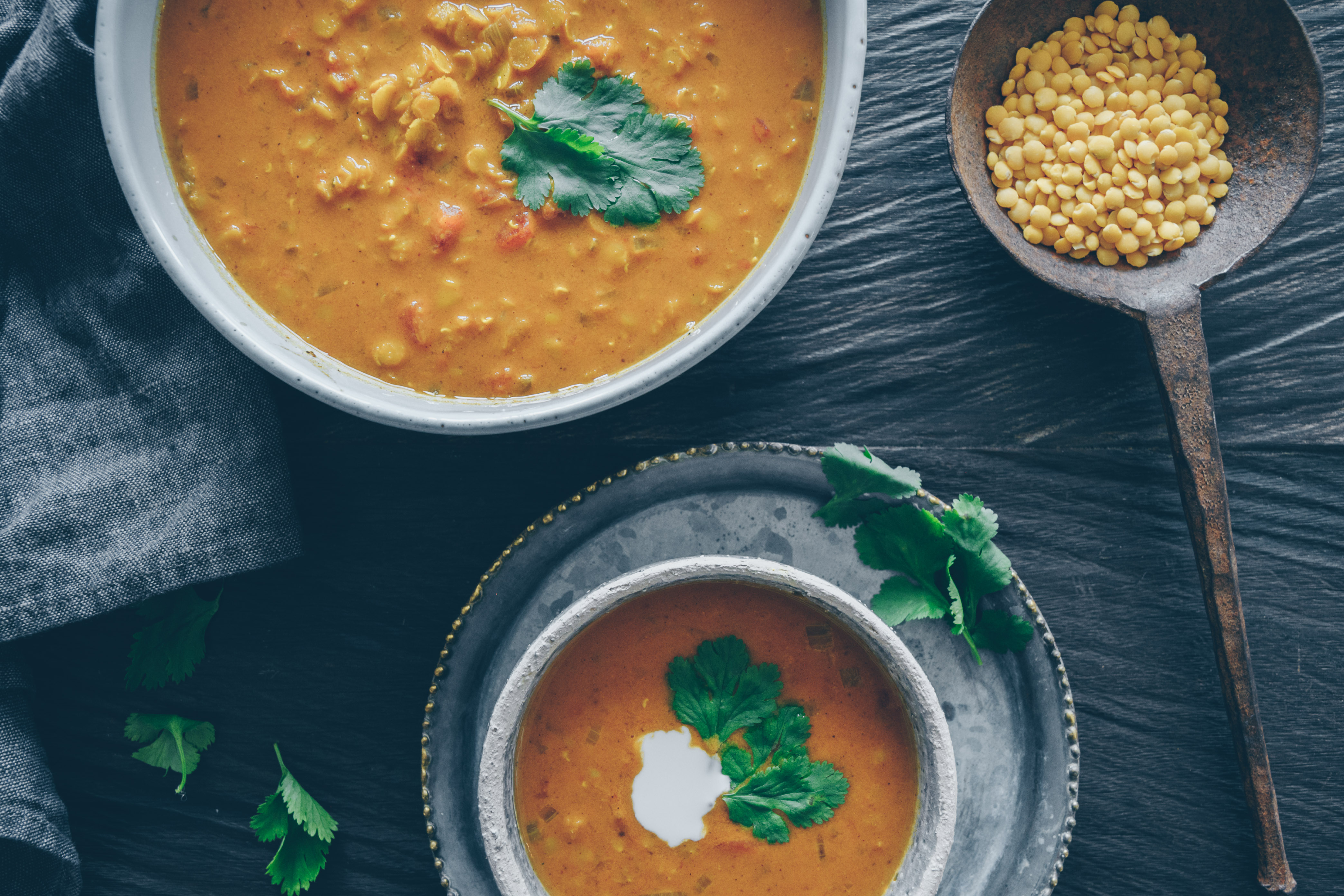 Vegane Linsen-Tomatensuppe mit Kokosmilch