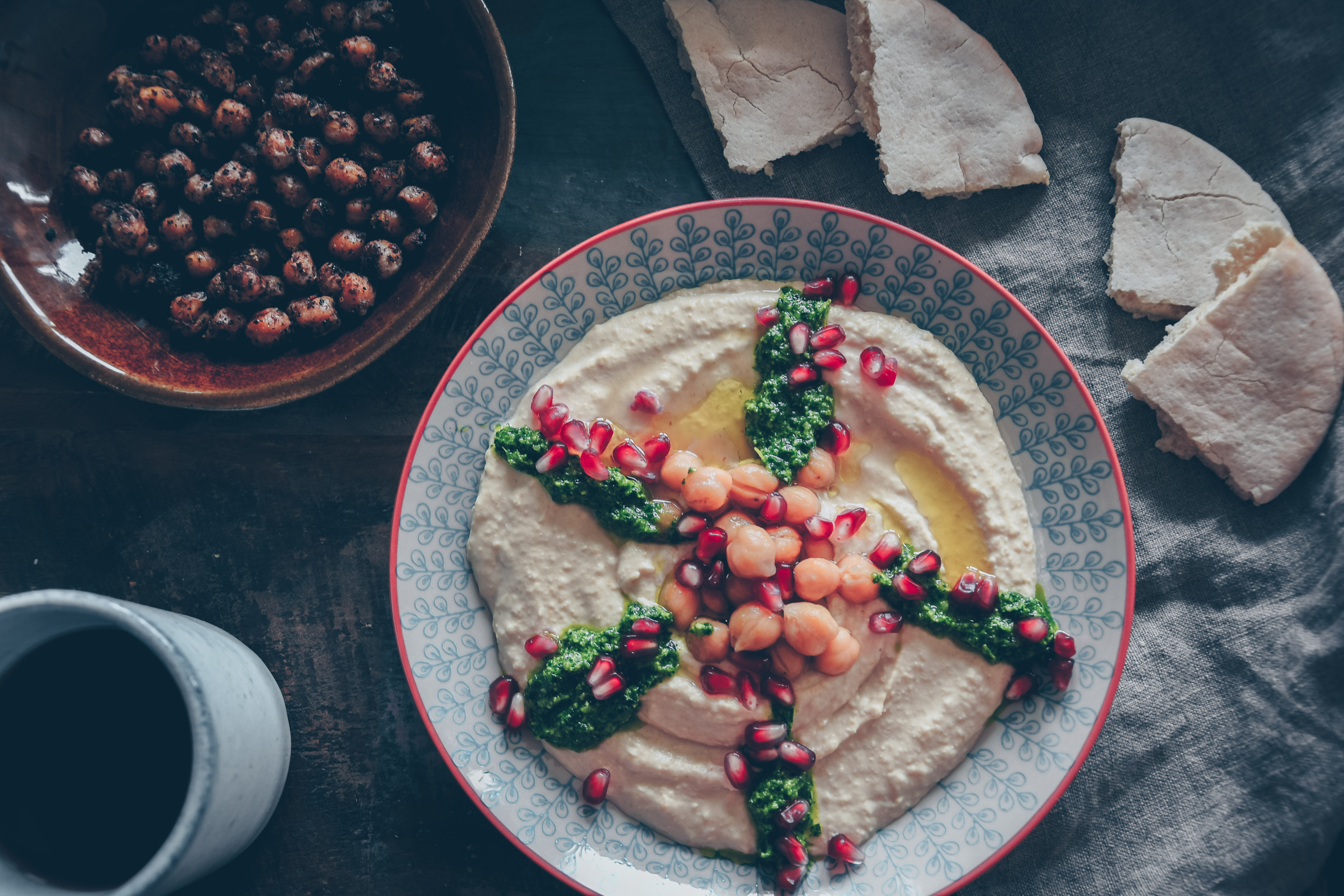 Hummus mit Jogurt und frischem Kräuterpesto