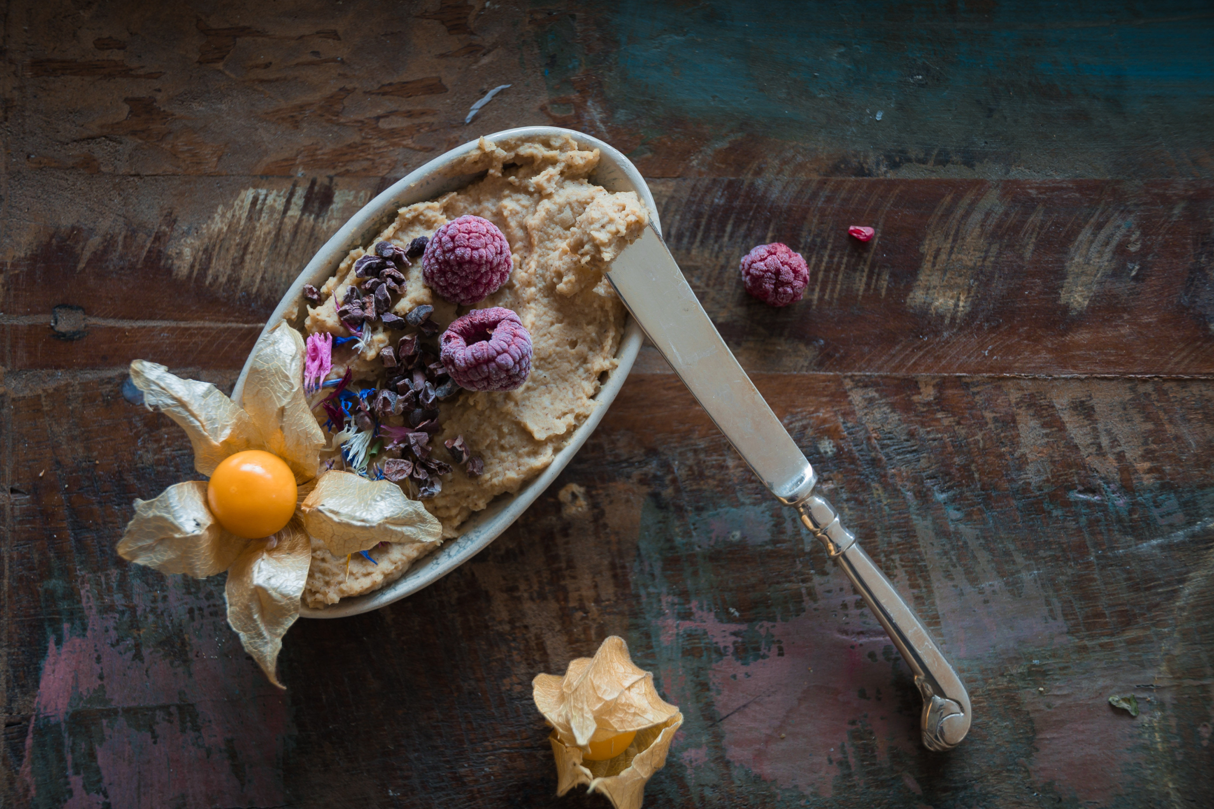 Süsser Hummus mit Kokosmus und Dattelhonig 